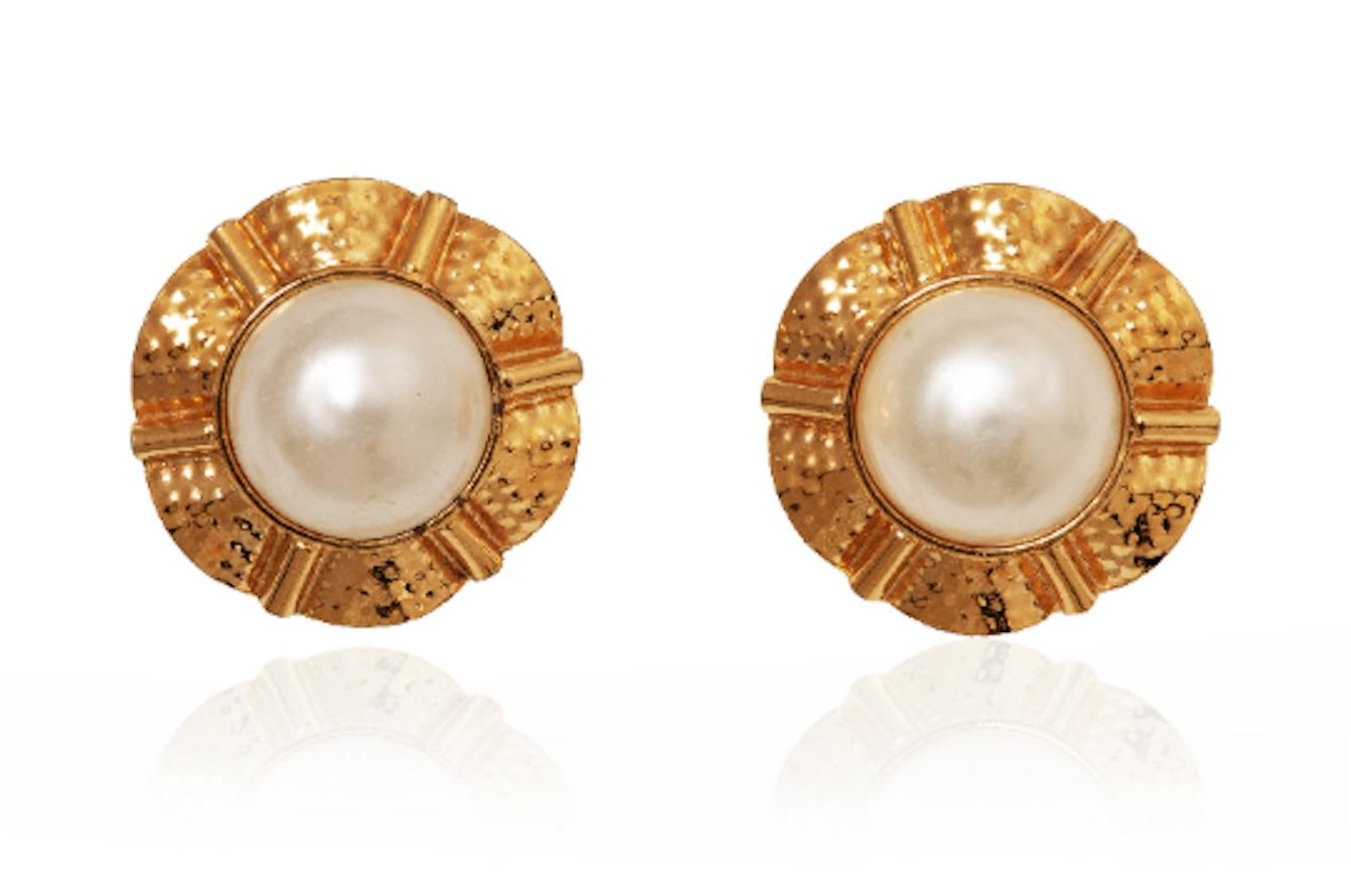 These 1980s Chanel earrings are in impeccable vintage condition and designed by Victoire de Castallane. They feature a raised spoked and circular frill design with a very large central faux mabe pearl. Each earring measures 4.3 cm in diameter and