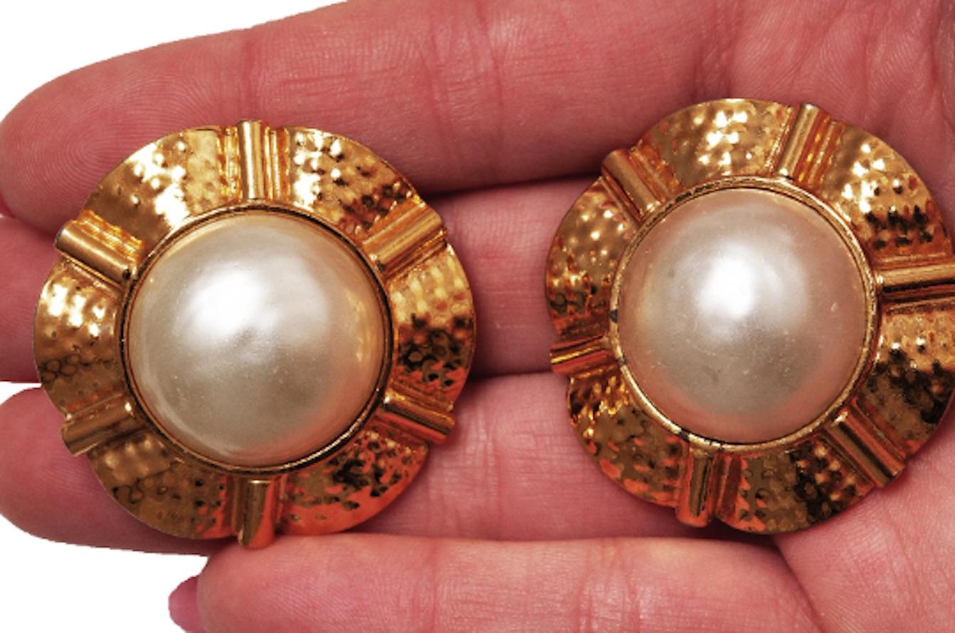 Chanel - Grandes boucles d'oreilles à clips en perles des années 1980 Pour femmes en vente