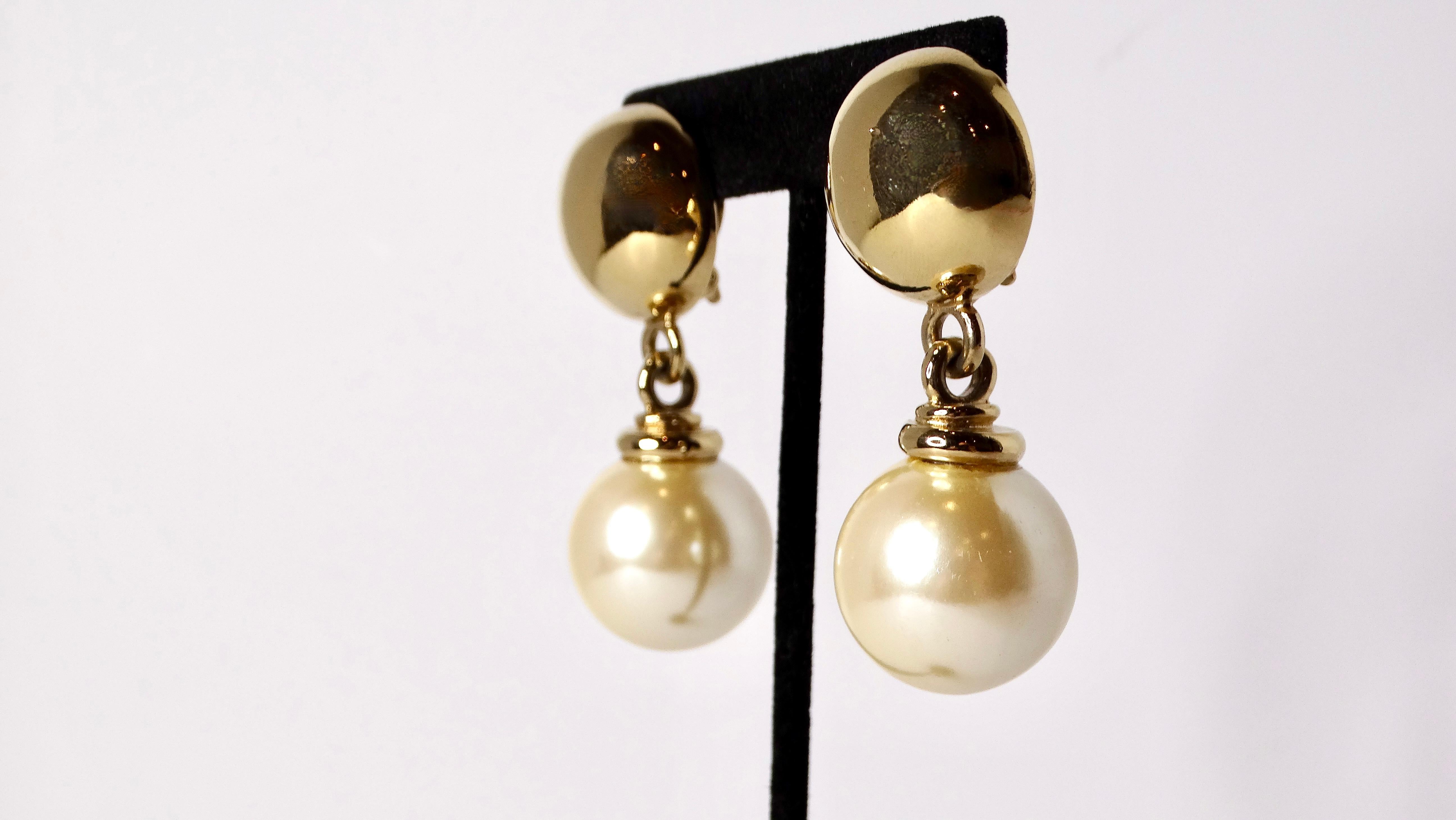 Eleva il tuo ensemble con questi splendidi orecchini a clip con perle grandi in costume degli anni '80, realizzati con una lussuosa placcatura in oro 14k. Gli orecchini sono caratterizzati da un grande labbro a sfera d'oro nella parte superiore, che