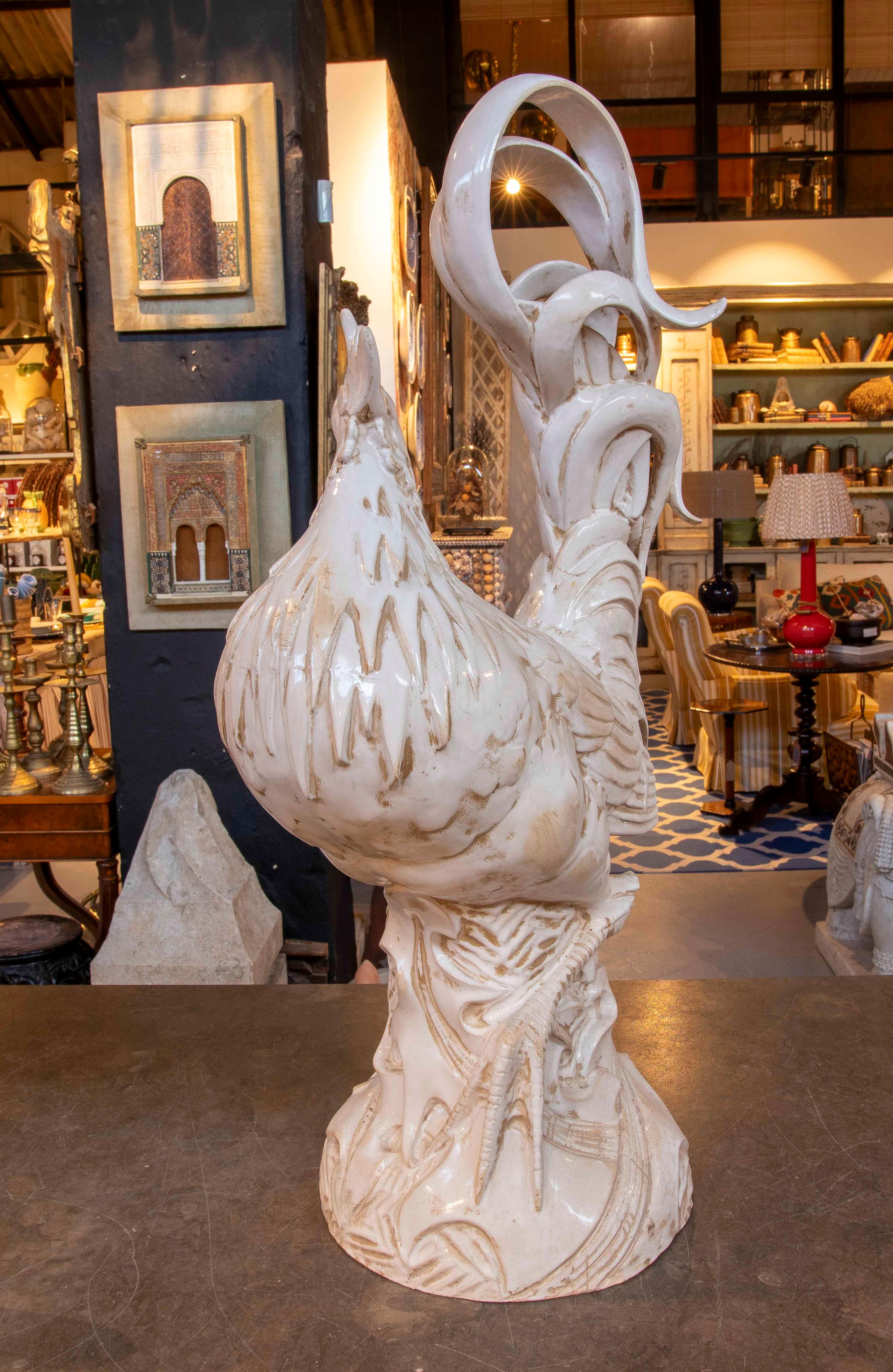 Européen Sculpture de coq en céramique émaillée blanche de grand format des années 1980 en vente