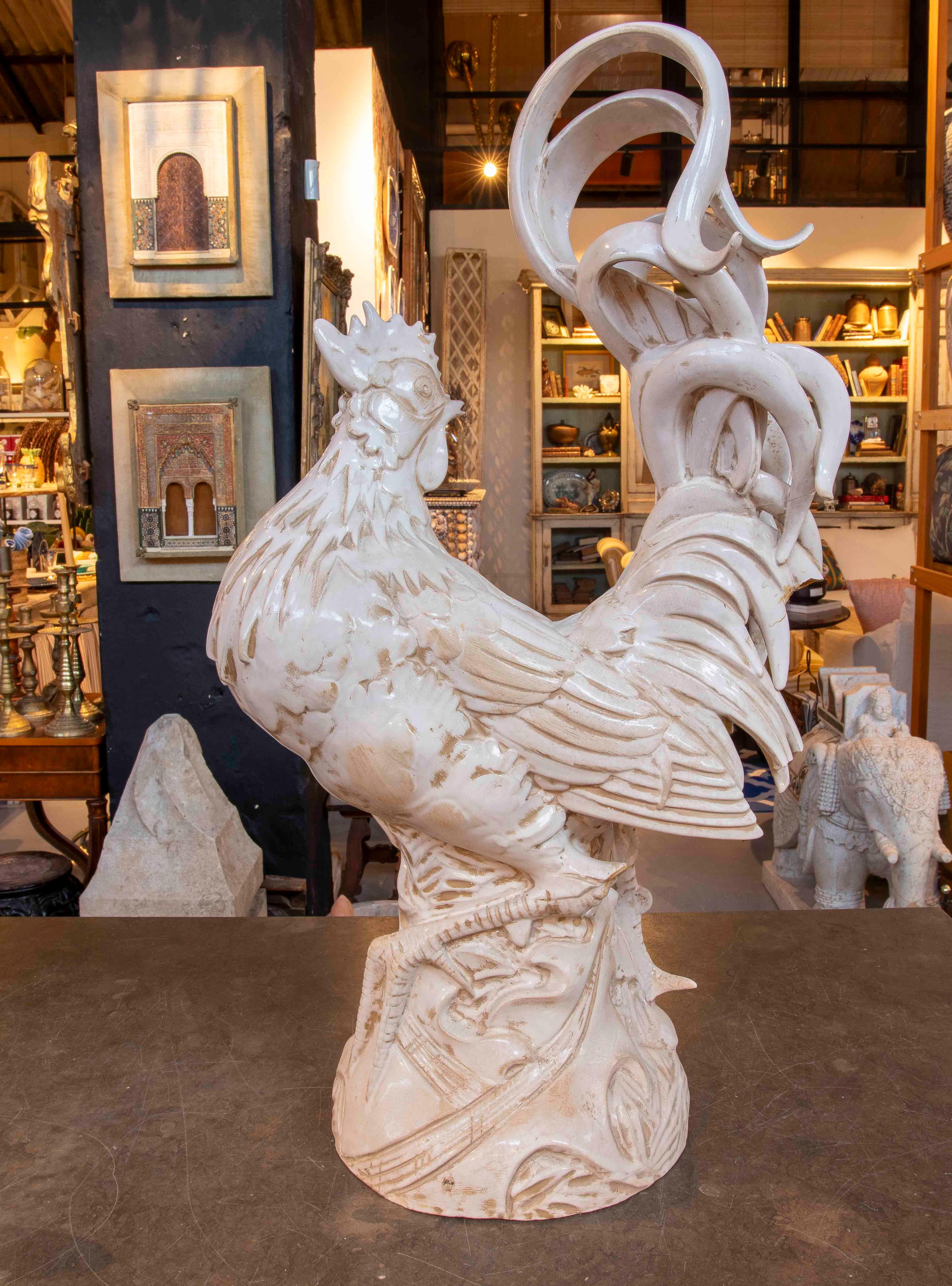 Vernissé Sculpture de coq en céramique émaillée blanche de grand format des années 1980 en vente