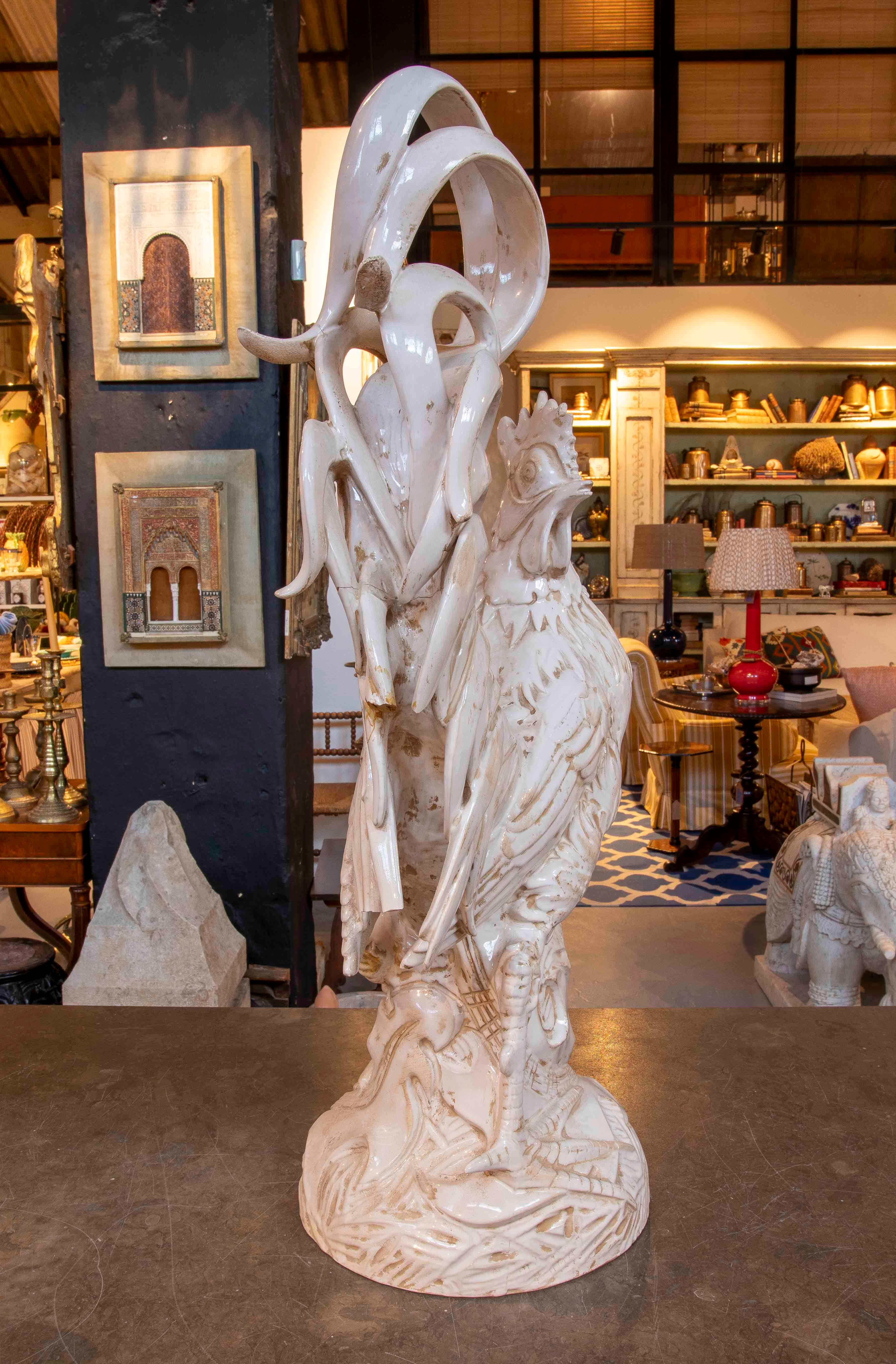 20ième siècle Sculpture de coq en céramique émaillée blanche de grand format des années 1980 en vente
