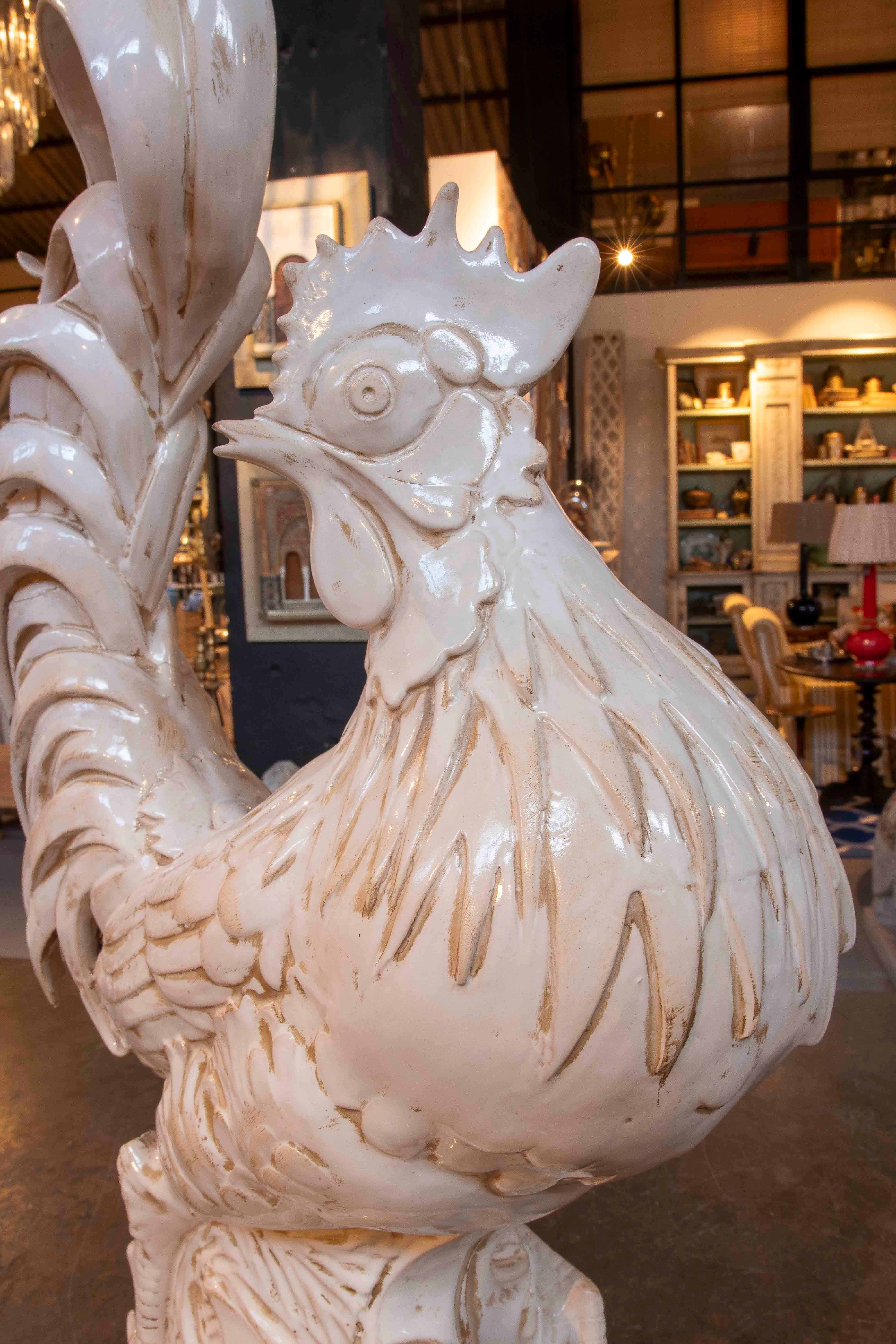 Céramique Sculpture de coq en céramique émaillée blanche de grand format des années 1980 en vente