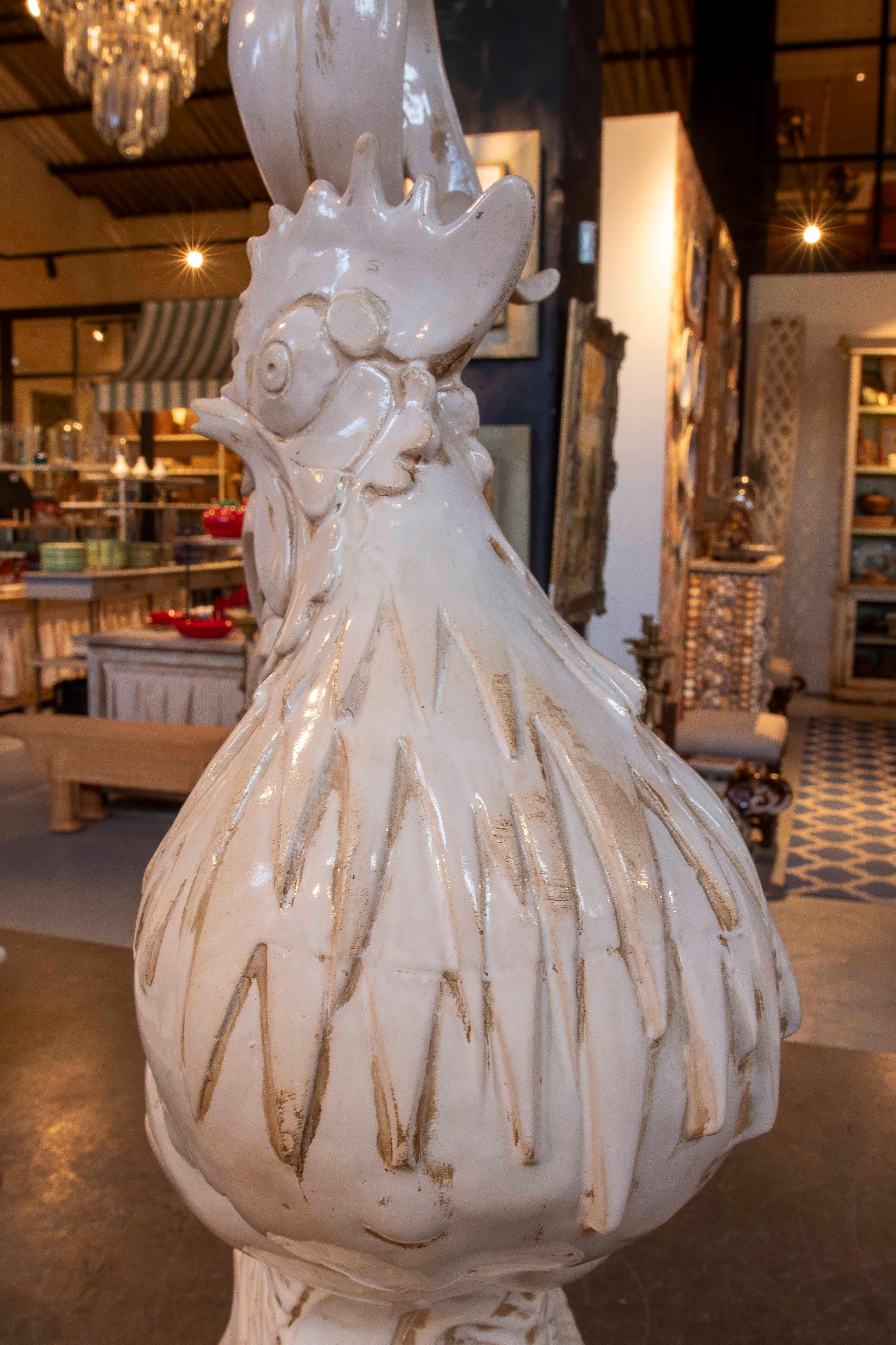 Sculpture de coq en céramique émaillée blanche de grand format des années 1980 en vente 1