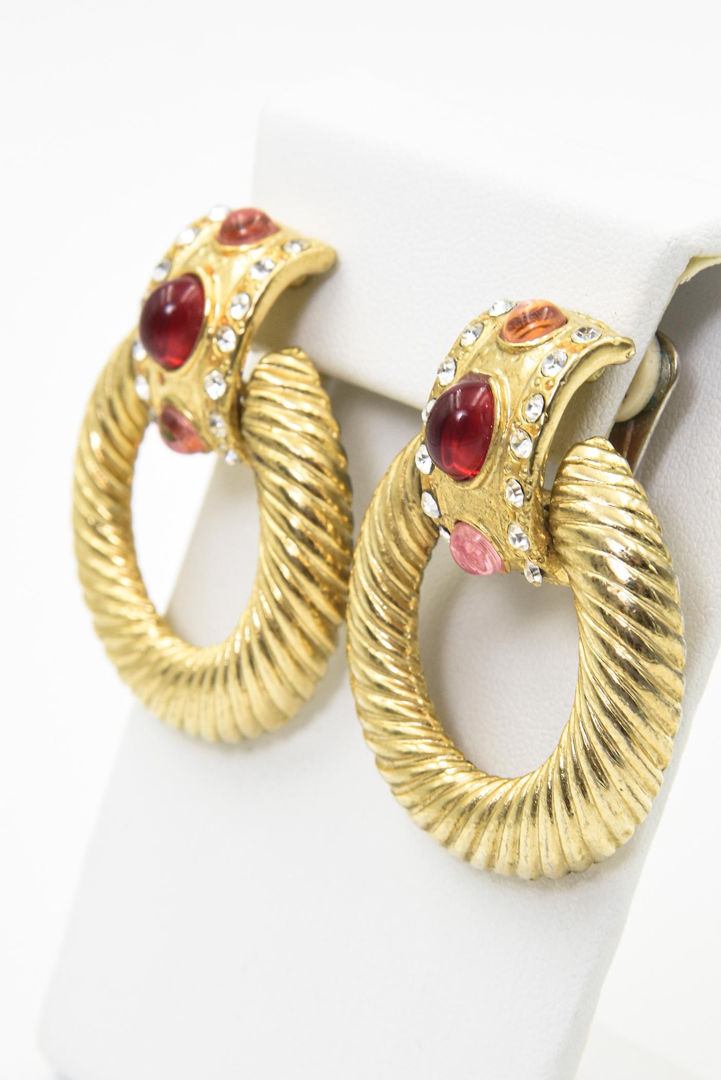 1980s Large Gold Plated Red Pink Clear Rhinestone Door Knocker Clip On Earrings In Good Condition For Sale In Miami Beach, FL