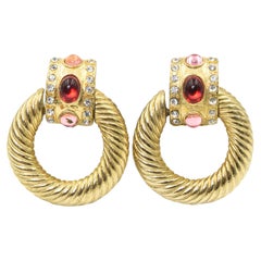 Orecchini a clip con bussola di porta grande degli anni '80, placcati in oro, rossi, rosa, trasparenti e con strass