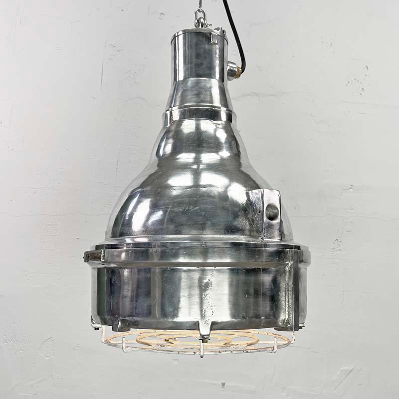 Eine sehr große und massive explosionssichere Pendelleuchte aus Aluminiumguss. Hergestellt von Baliga Lighting Equipments Ltd aus Indien, die explosionssichere Leuchten und Armaturen für industrielle Umgebungen entwickeln und herstellen.