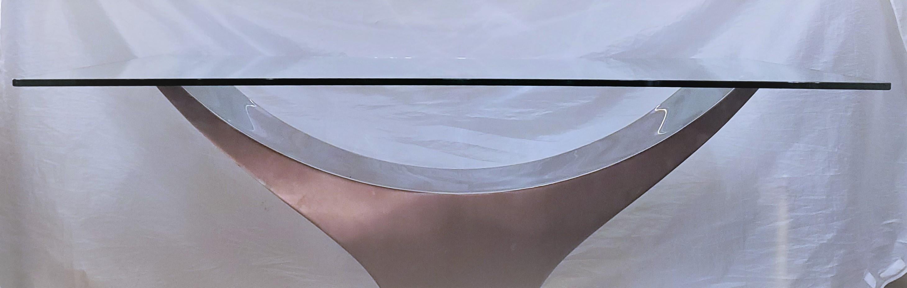 Große italienische 80er Jahre Chrom und Glas Konsole / Sofa Tisch mit einem Y-förmigen Sockel Stil Stamm mit einem hölzernen Basis. das obere Glas ist eine flache Oberfläche mit einer einzigartigen geformten Kurve entlang der Mitte des Glases.

 56