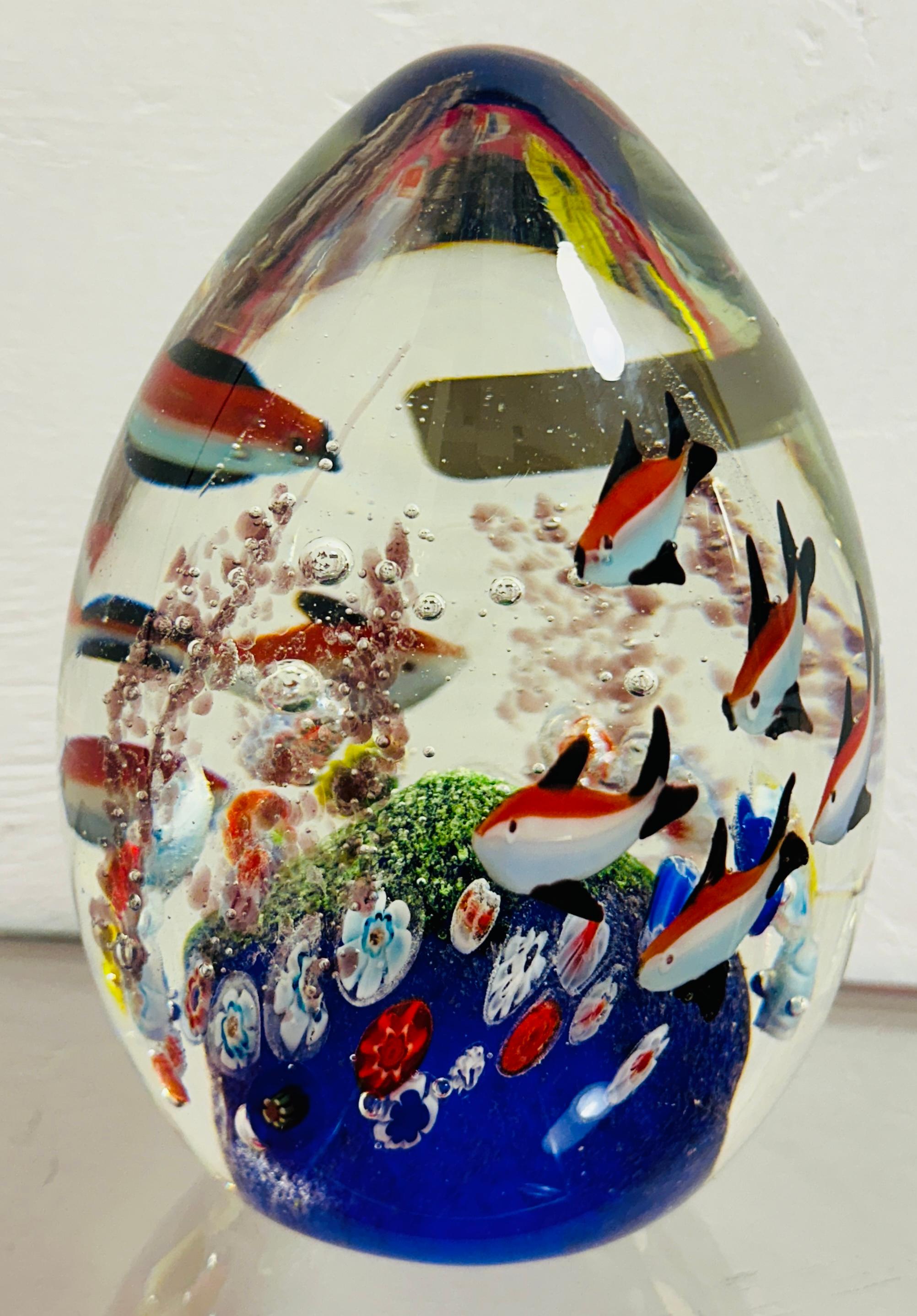 Grand presse-papiers italien d'aquarium Cenedese en verre de Murano soufflé à la main des années 1980 7
