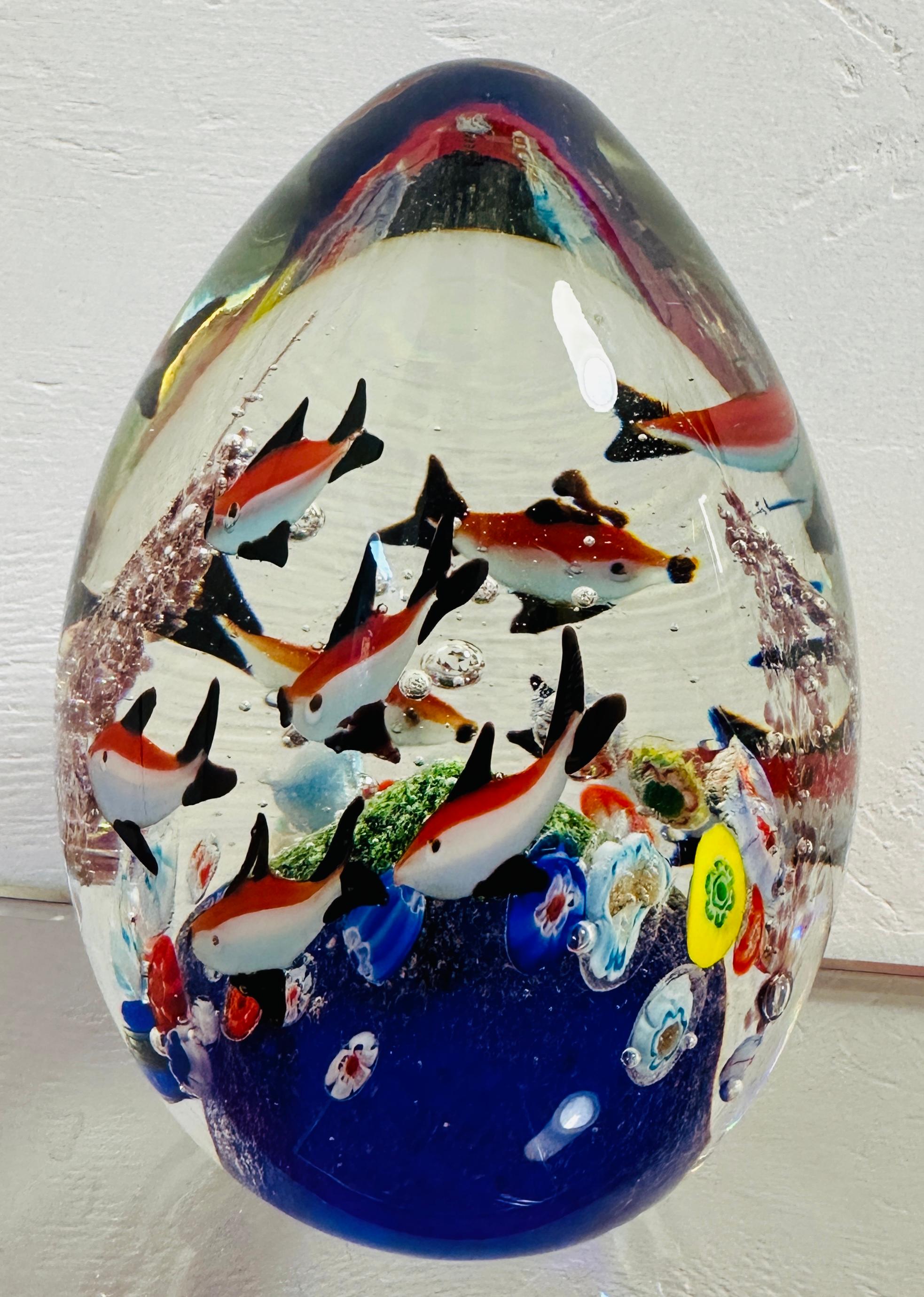 Impressionnant presse-papier en forme d'œuf pour aquarium, soufflé à la main, fabriqué à Murano, en Italie, vers les années 1980. Ce magnifique presse-papier unique est attribué à Barbini et fabriqué par Cenedese. Réalisée selon la technique du