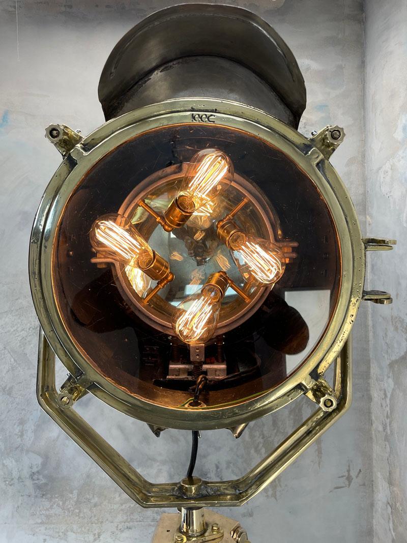 Laiton Grande lampe nautique des années 1980 en laiton et acier et trépied en bronze ancien britannique en vente