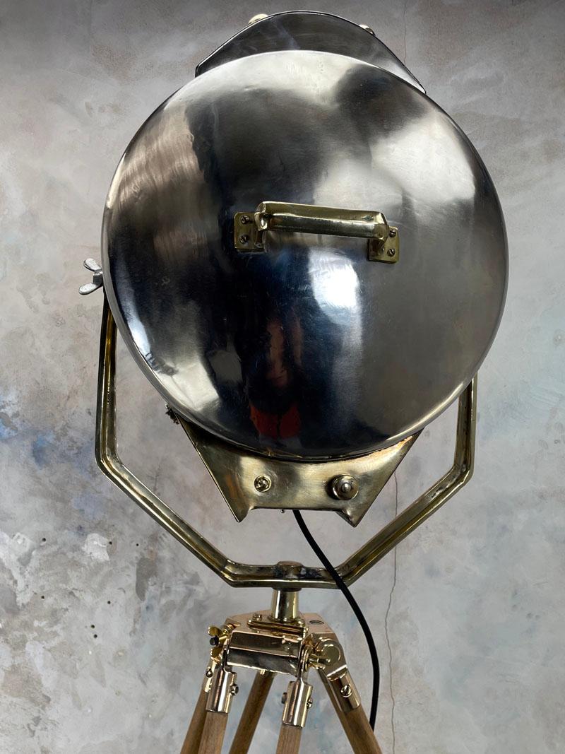 Grande lampe nautique des années 1980 en laiton et acier et trépied en bronze ancien britannique en vente 3