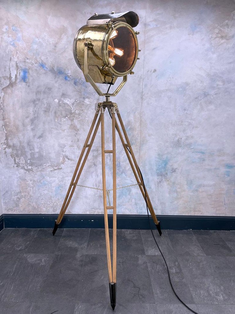 Grande lampe nautique des années 1980 en laiton et acier et trépied en  bronze ancien britannique En vente sur 1stDibs | lampe sur pied en bronze  ancienne, pied de lampe bronze ou