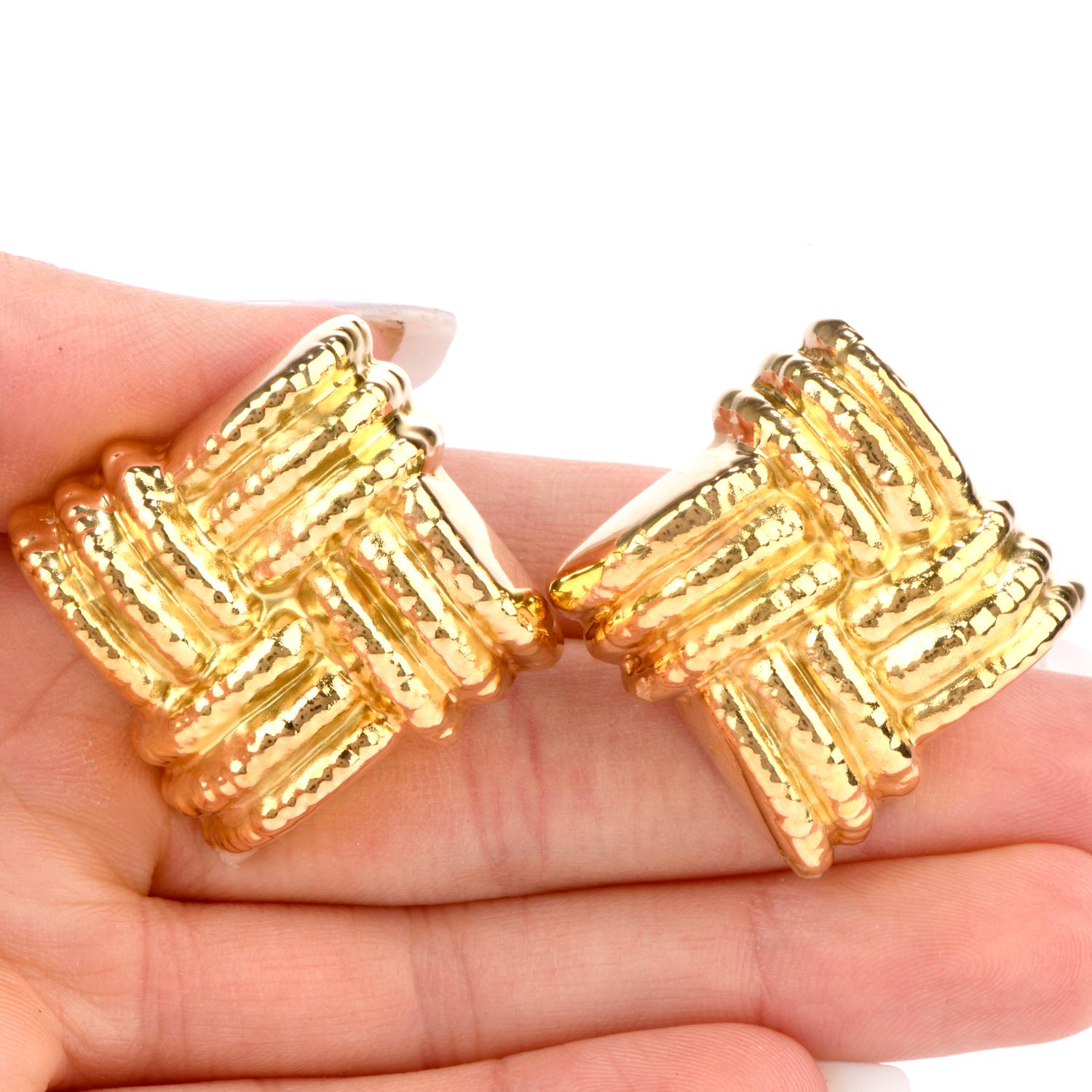 1980s Large Nuovi Gioielli Italian Large Criss Cross 18K Omega Clip-On Earrings In Excellent Condition In Miami, FL