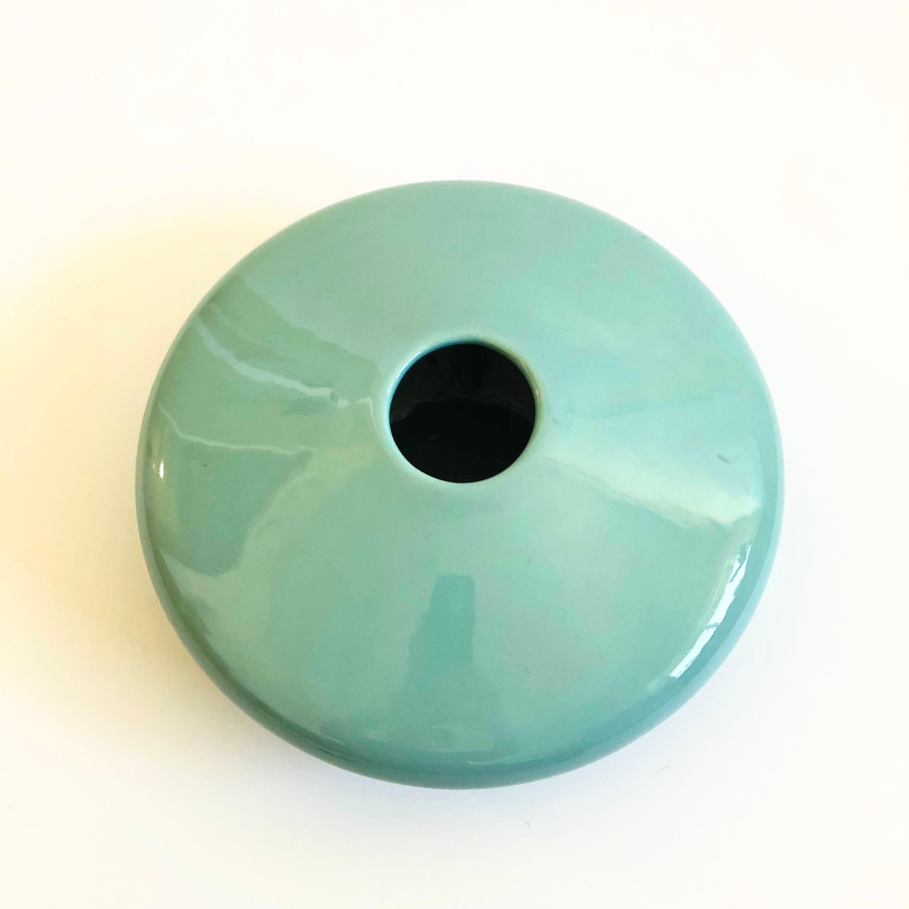 A large vintage 1980s postmodern ceramic vase. High gloss celadon finish in a simple modern shape. Made in 1986 by Haeger.

