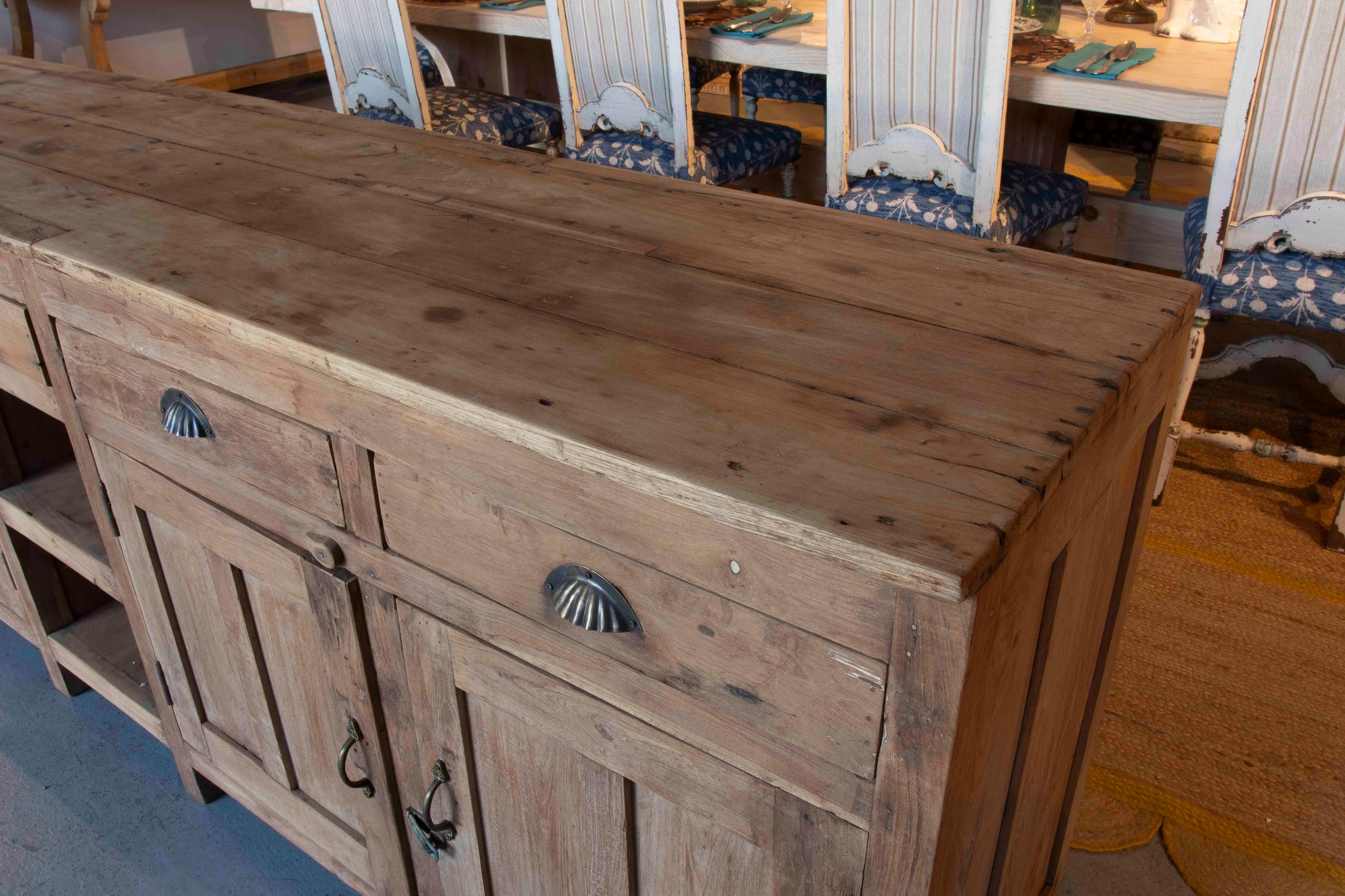 1980er Jahre Großes Rustikales Sideboard aus Massivholz mit Schubladen und Türen (Europäisch) im Angebot