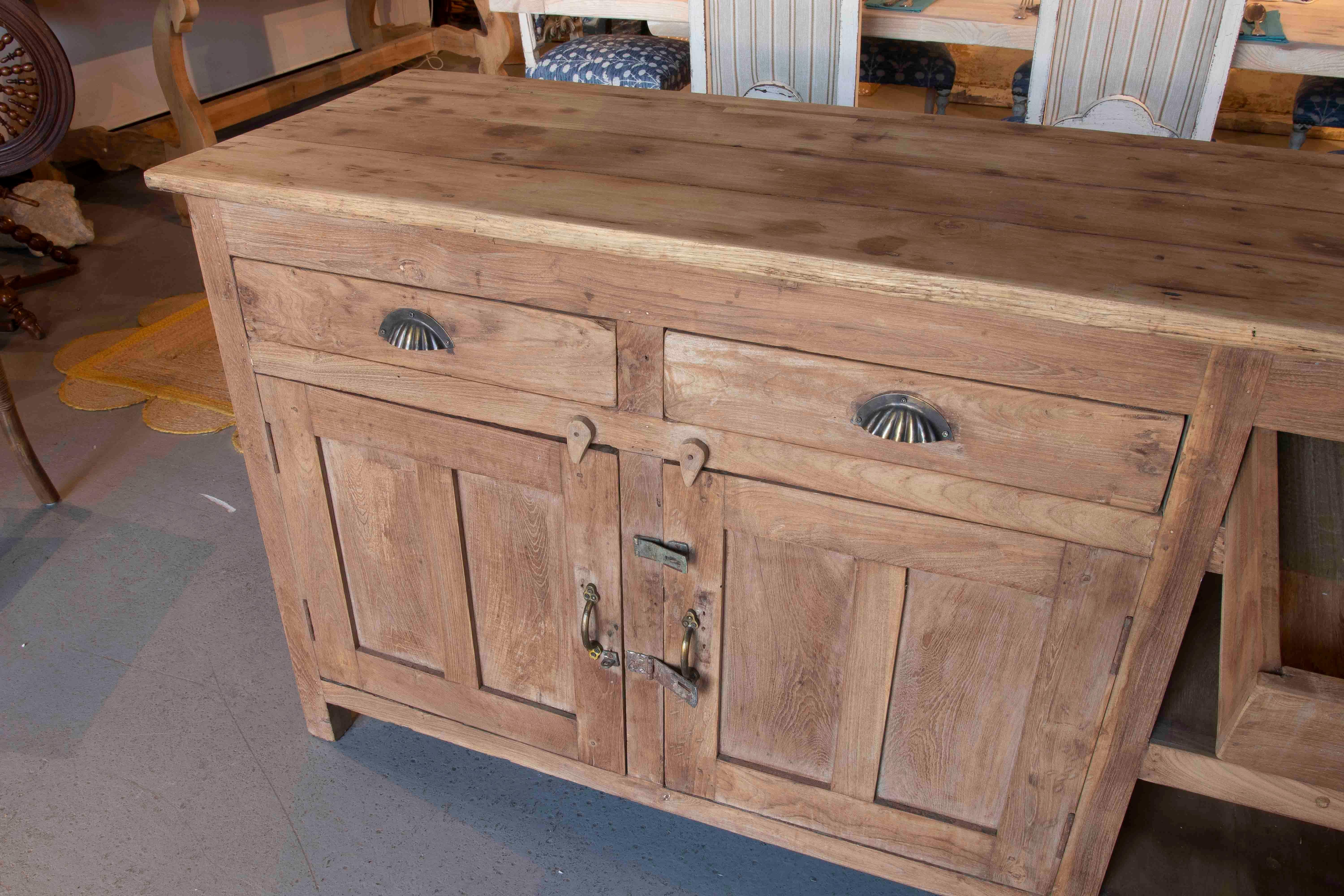 1980er Jahre Großes Rustikales Sideboard aus Massivholz mit Schubladen und Türen (20. Jahrhundert) im Angebot