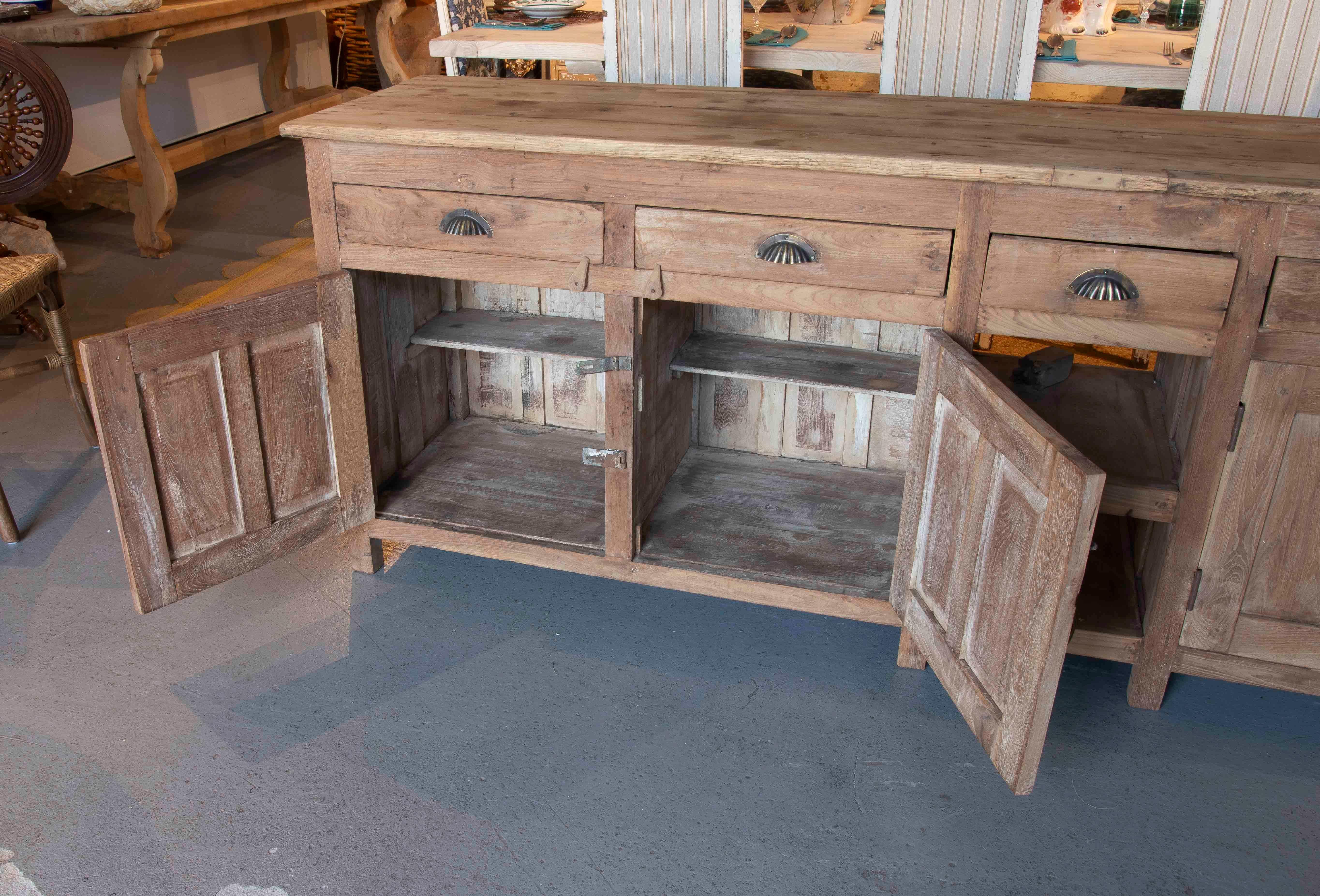 1980er Jahre Großes Rustikales Sideboard aus Massivholz mit Schubladen und Türen (Holz) im Angebot