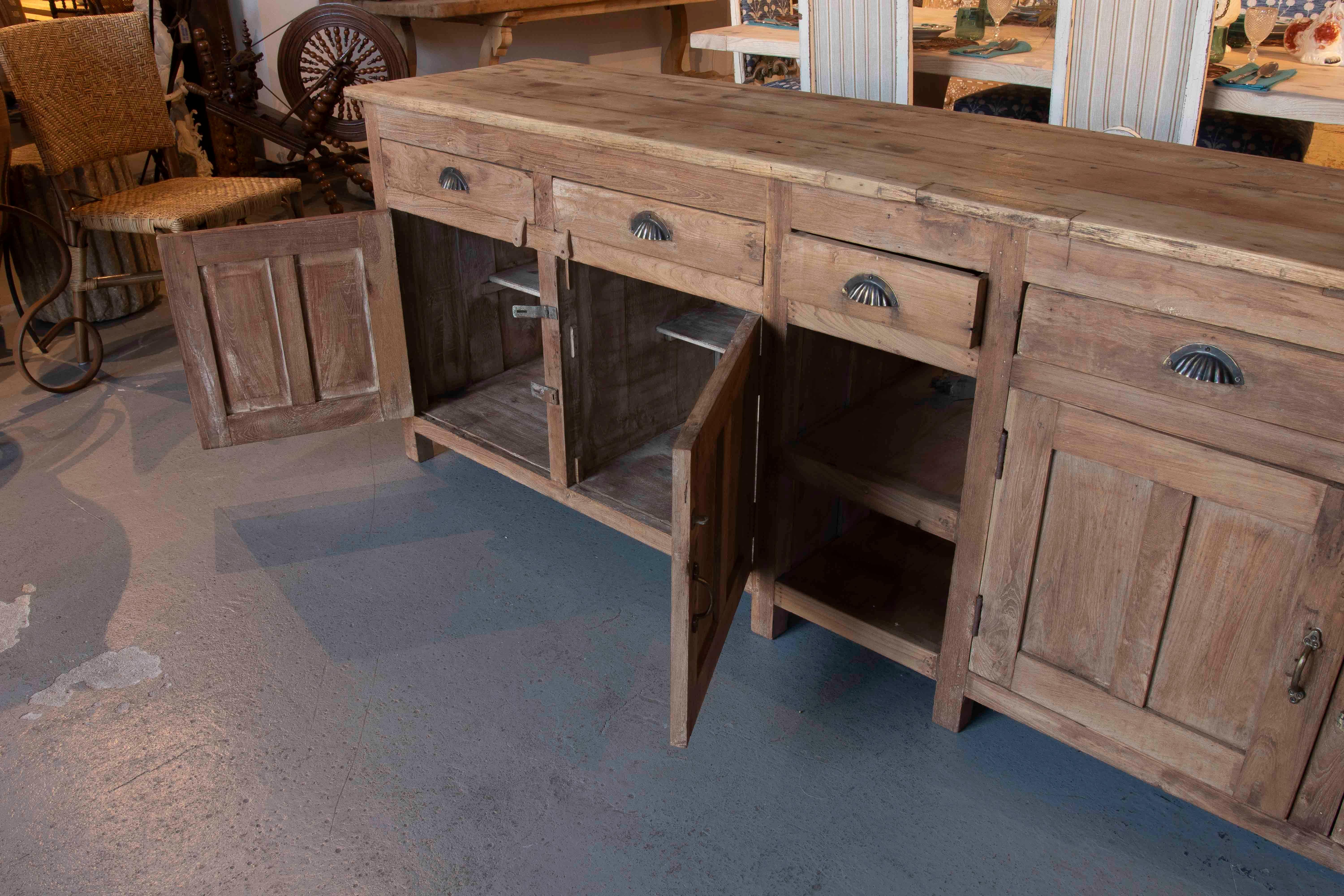 1980er Jahre Großes Rustikales Sideboard aus Massivholz mit Schubladen und Türen im Angebot 1