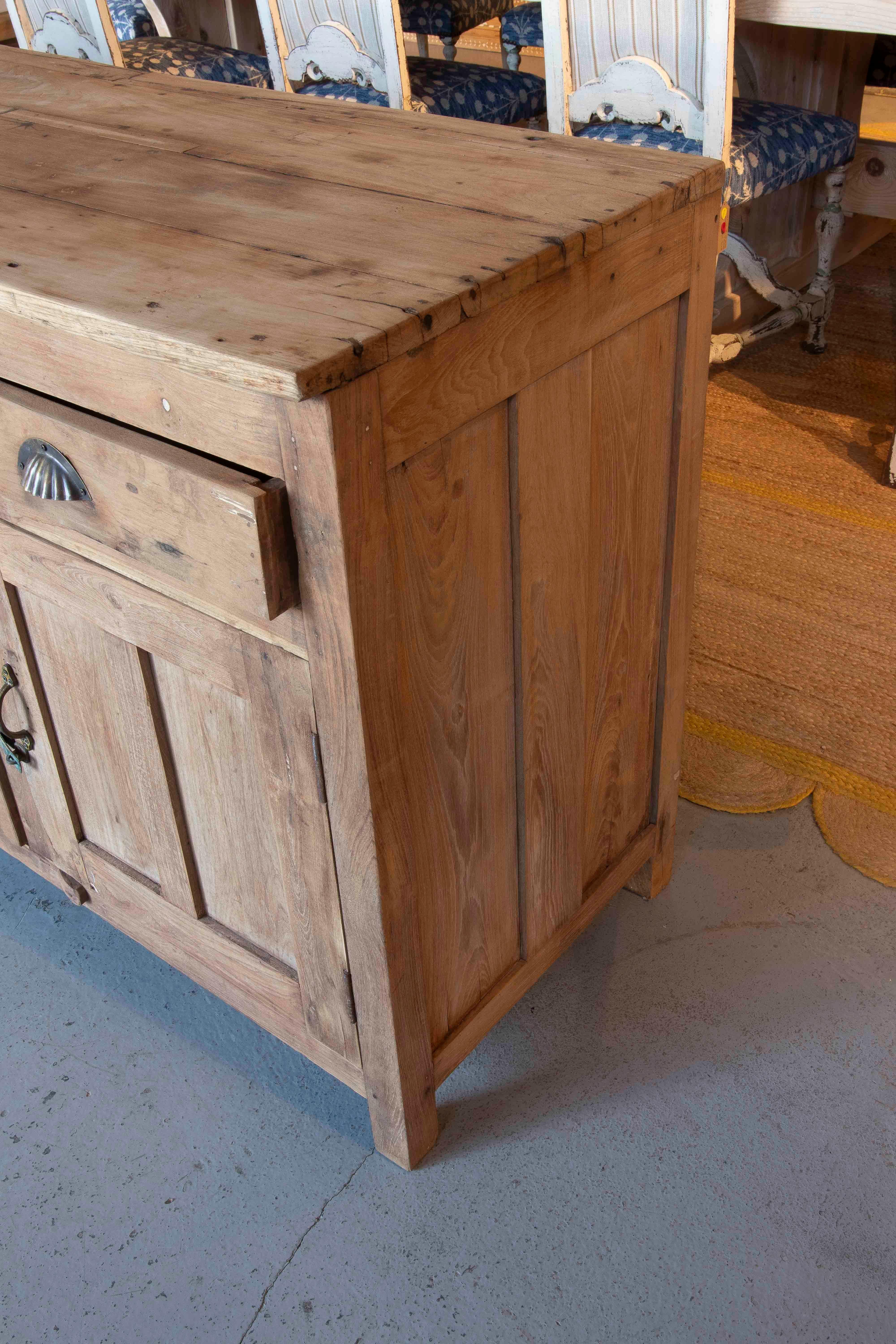 1980er Jahre Großes Rustikales Sideboard aus Massivholz mit Schubladen und Türen im Angebot 2