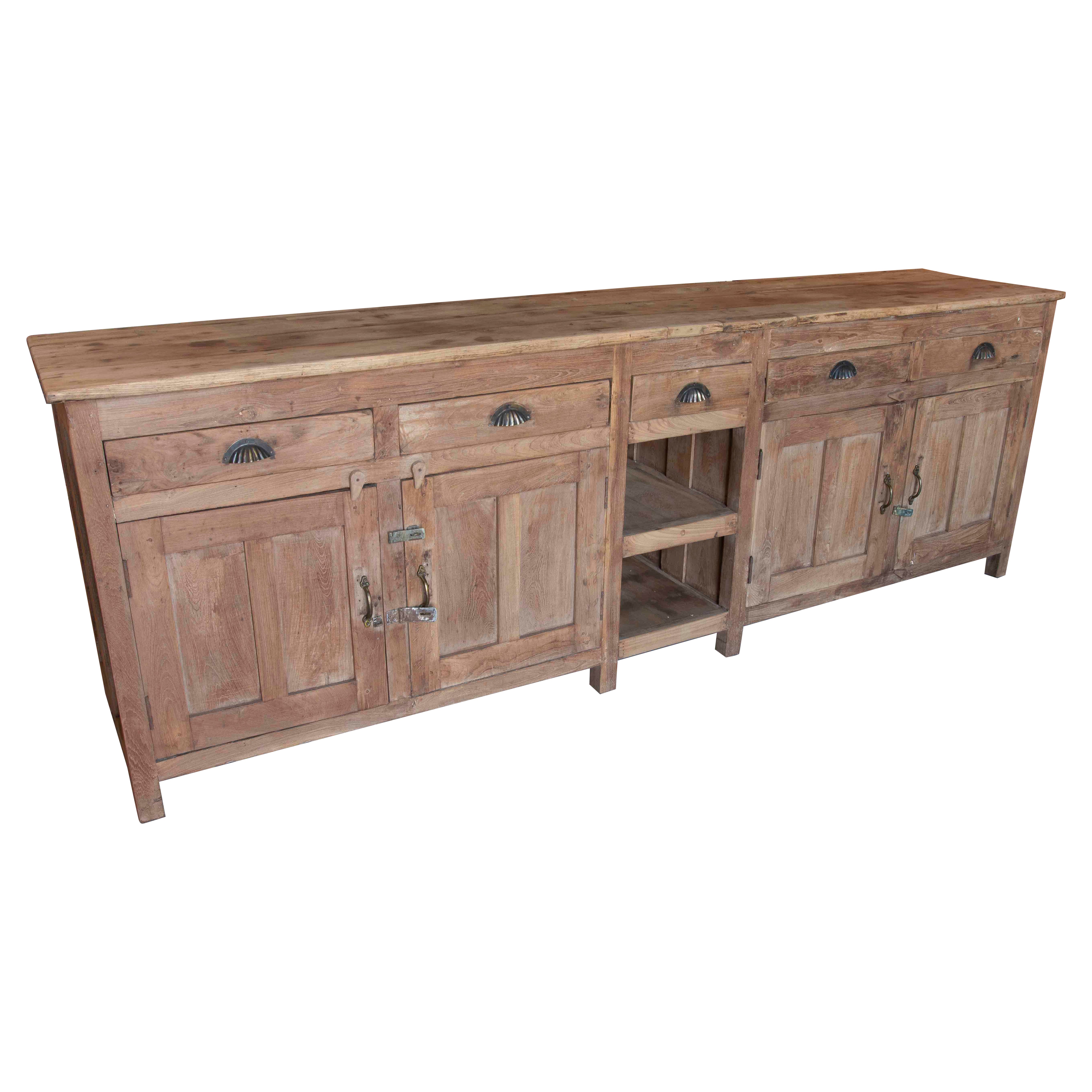 1980er Jahre Großes Rustikales Sideboard aus Massivholz mit Schubladen und Türen