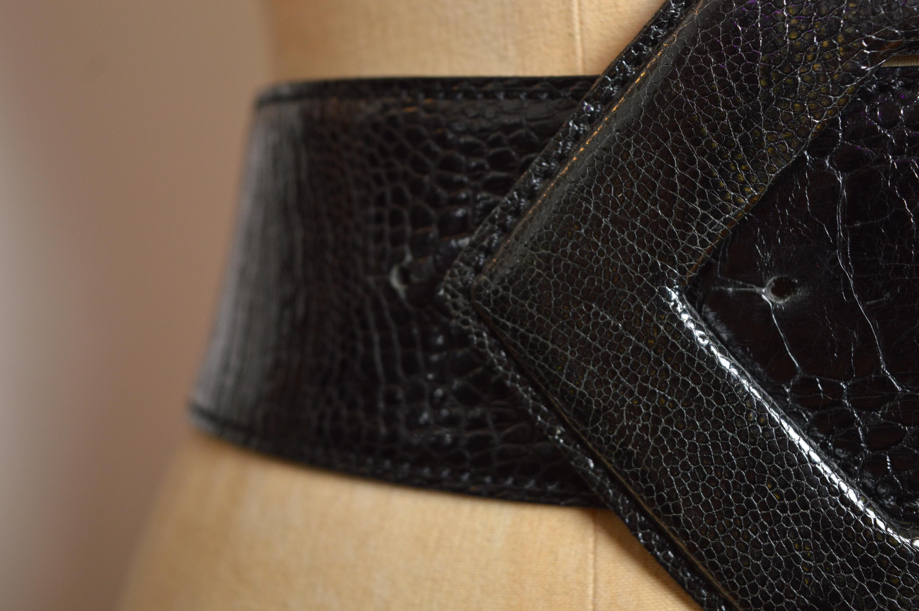 Cintura con fibbia in pelle di struzzo nera di grandi dimensioni degli anni '80 In condizioni buone in vendita a Sheffield, GB