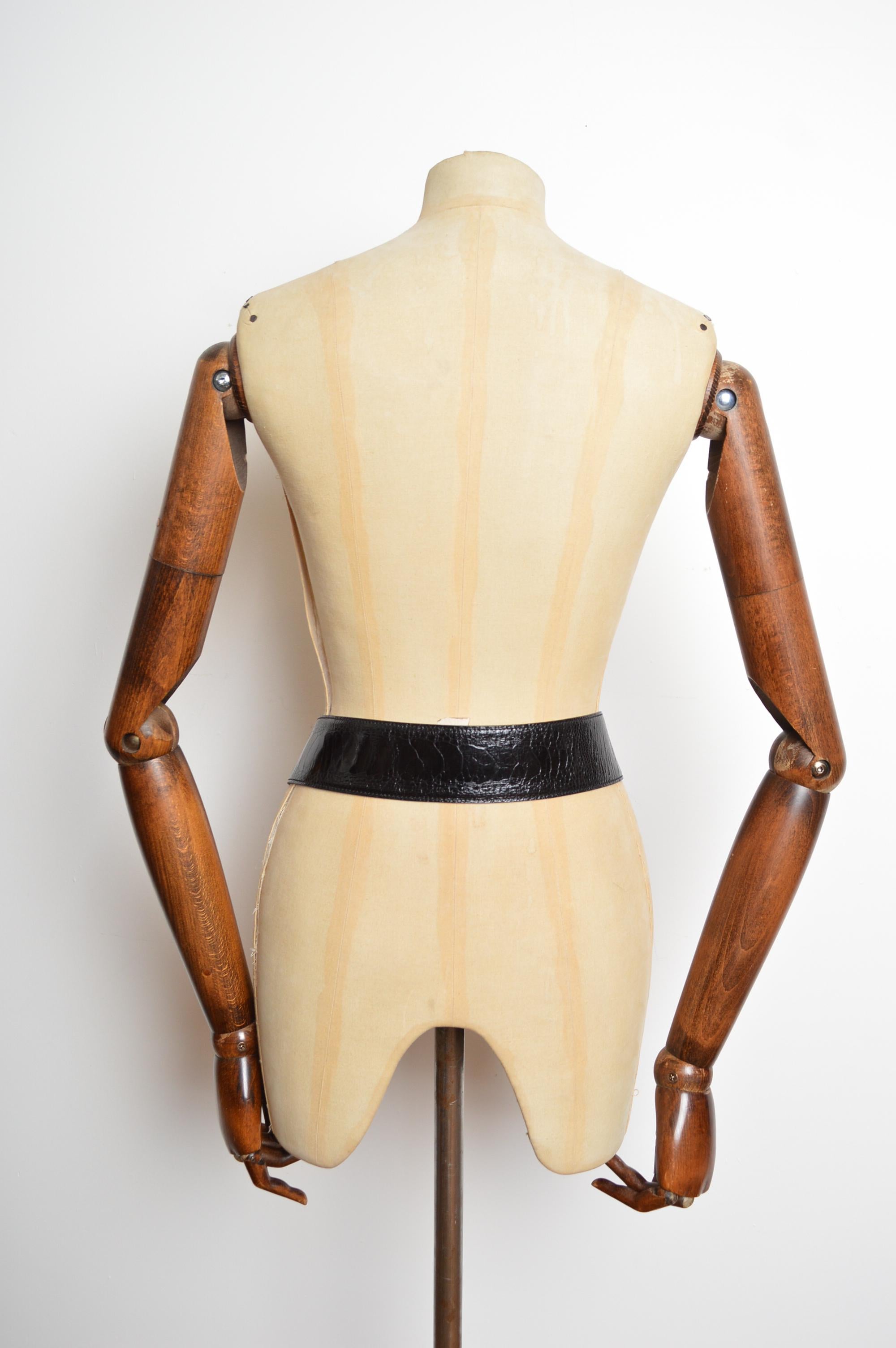 Donna Cintura con fibbia in pelle di struzzo nera di grandi dimensioni degli anni '80 in vendita