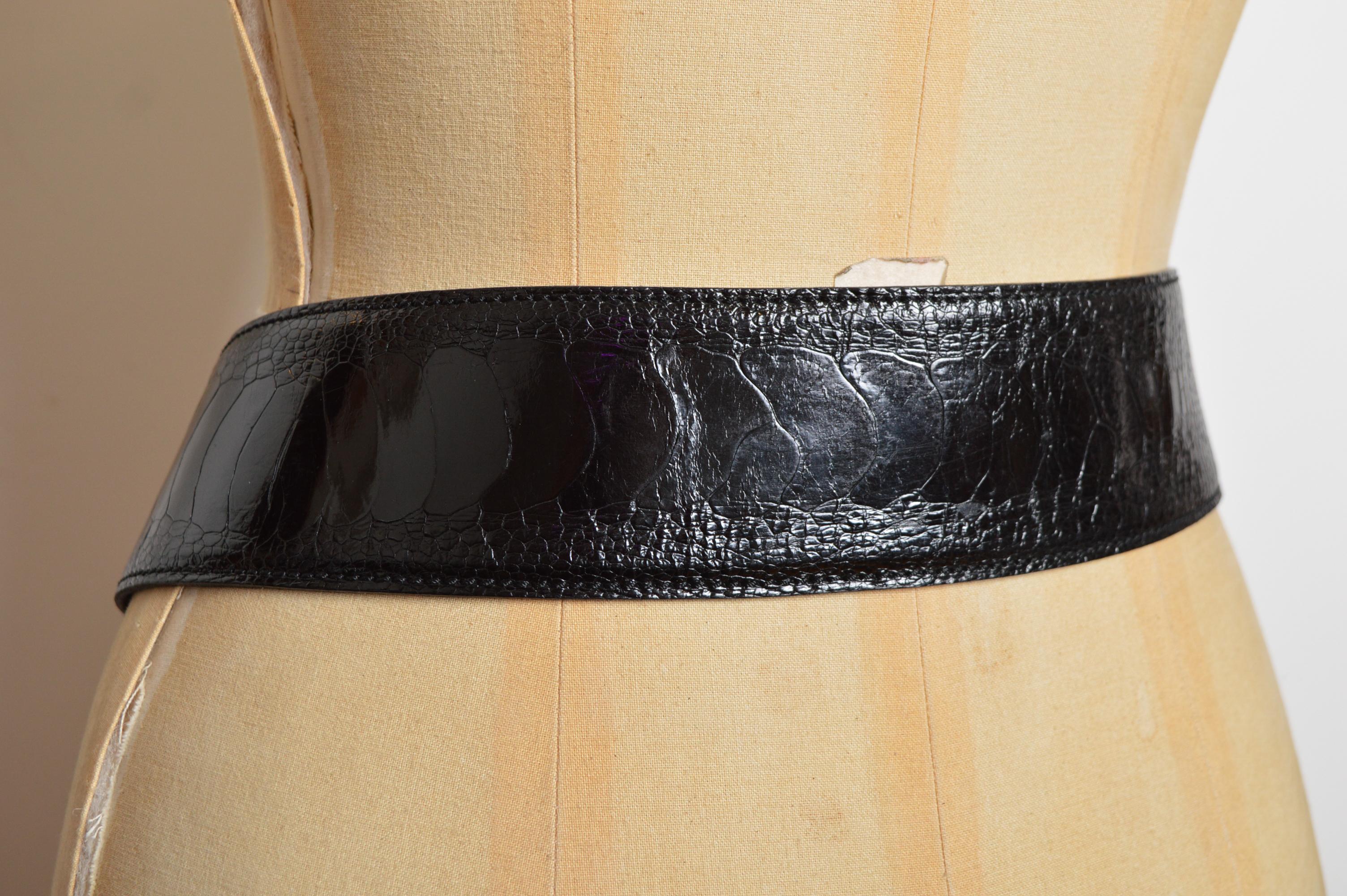 Cintura con fibbia in pelle di struzzo nera di grandi dimensioni degli anni '80 in vendita 1