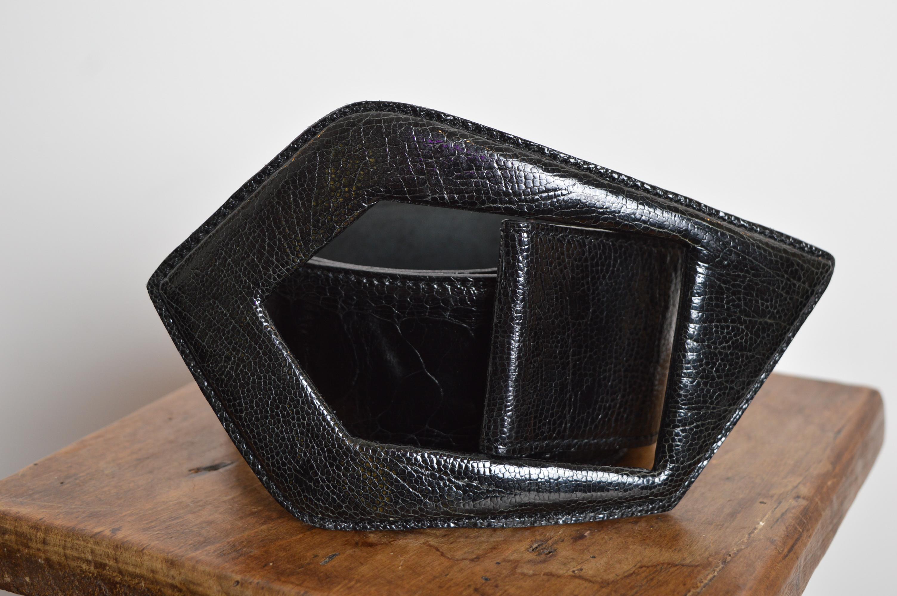 Cintura con fibbia in pelle di struzzo nera di grandi dimensioni degli anni '80 in vendita 2