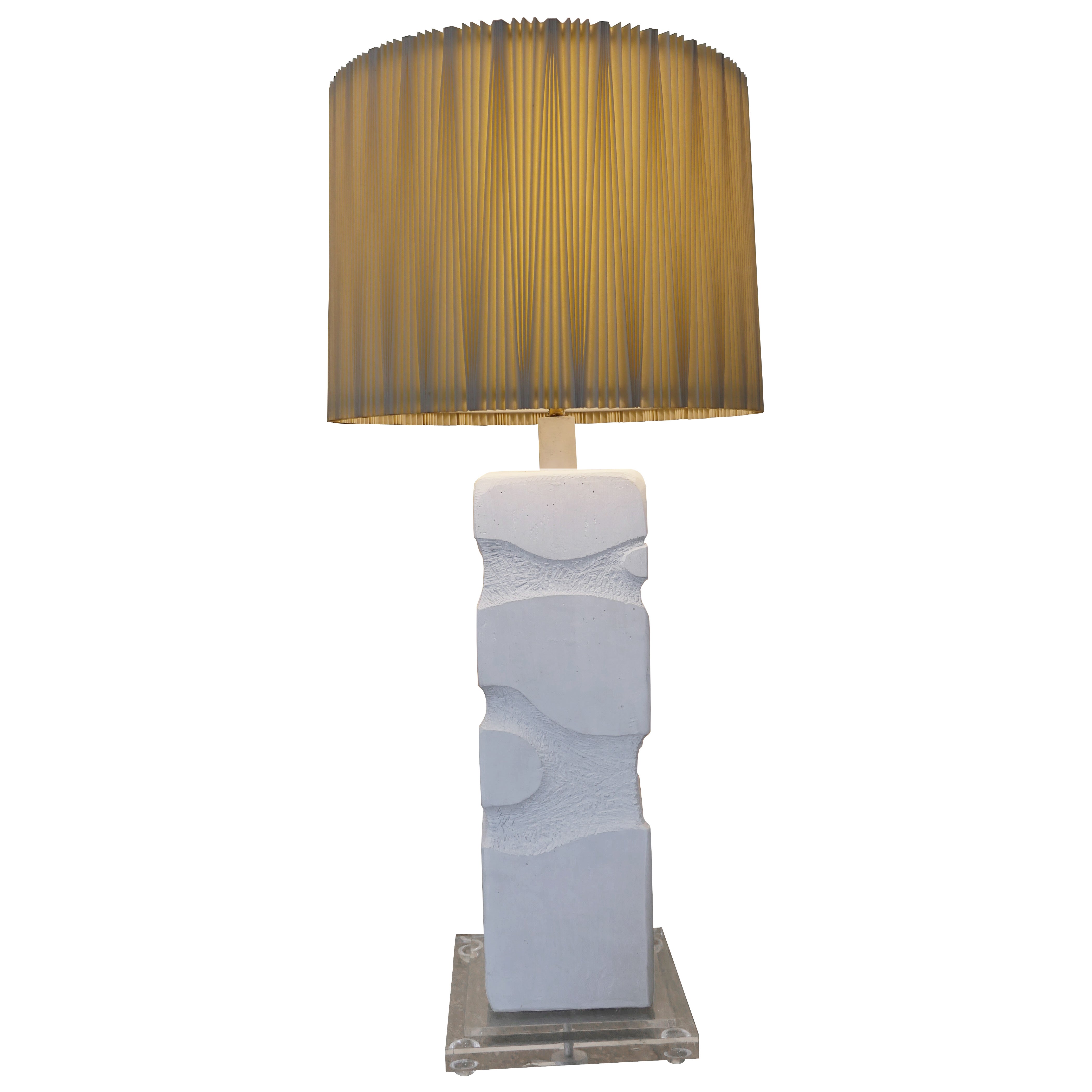 Genial lámpara de pie o de sobremesa postmoderna de 1987, con pantalla cilíndrica plisada hecha a medida por Casual Lamps of California. La lámpara tiene una base cuadrada de lucita y está en perfecto estado de funcionamiento. 