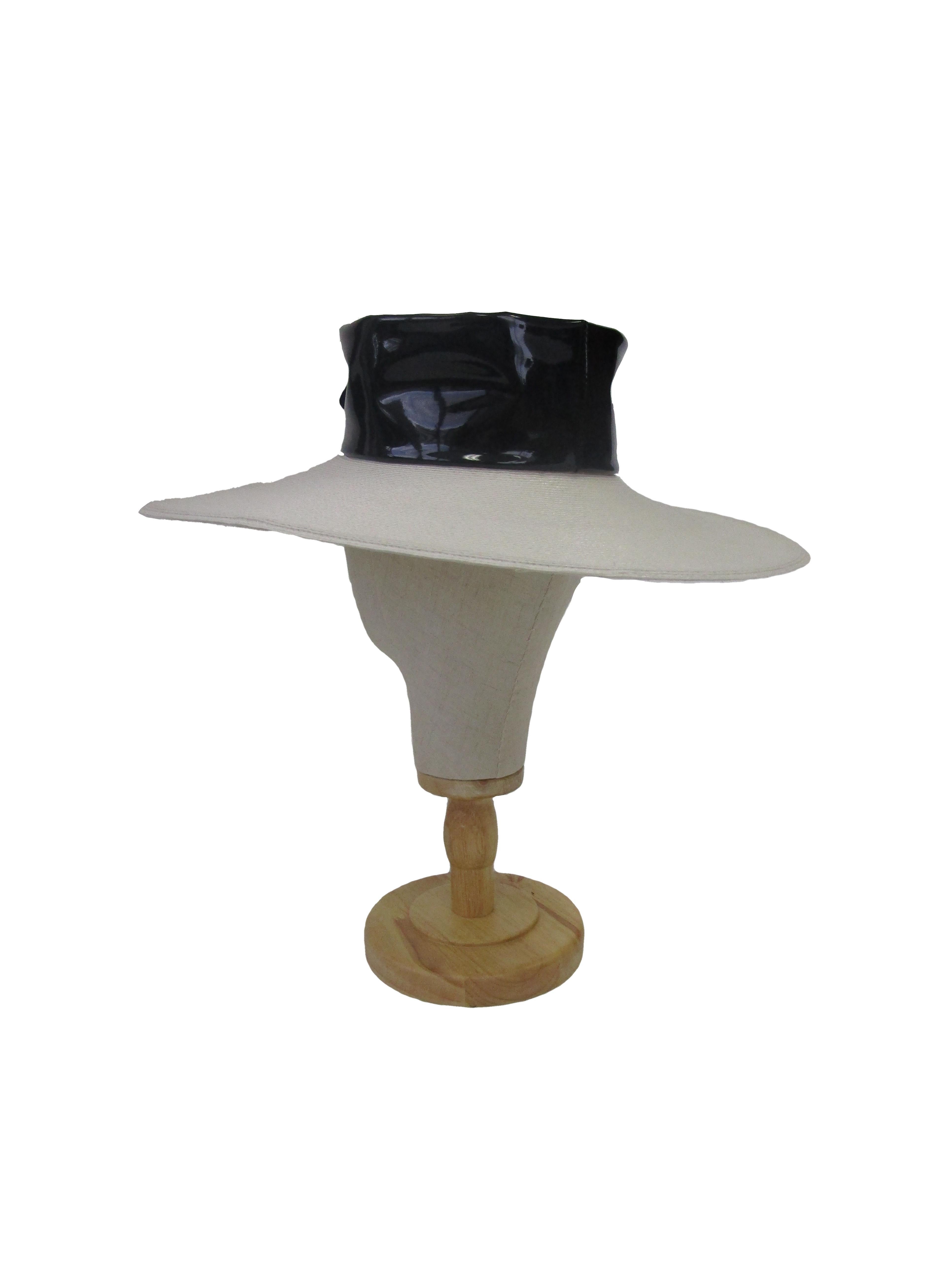 1980s Large White Brim Hat with Black Patent Flower  In Good Condition For Sale In Houston, TX