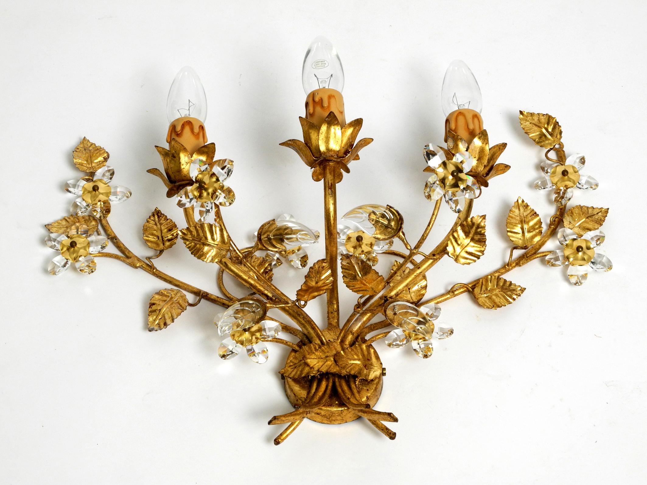 Large, wide Florentine wall lamp from the 1980s with three sockets, made in Italy.
Beautiful design with many details.
Many large curved leaves. Very high quality processed.
Entire lamp is made of heavy gilded iron.
Fully functional and 100%