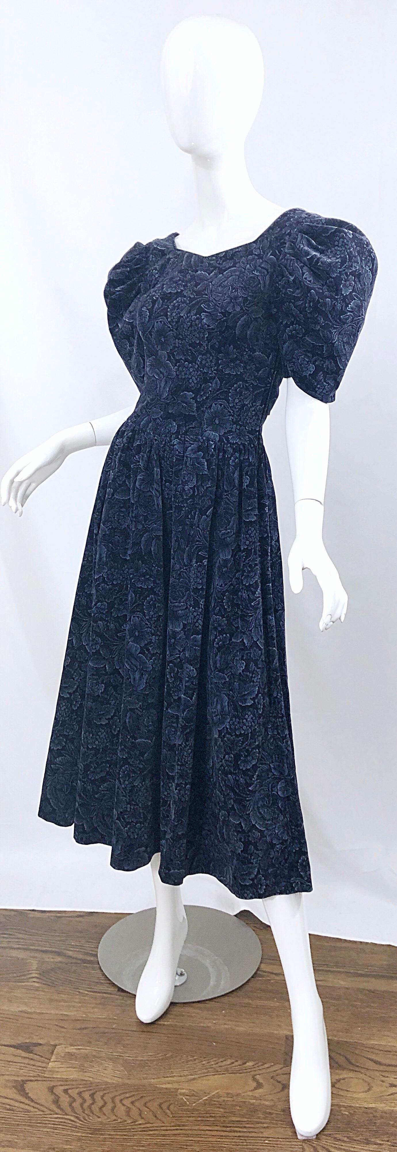 1980s Laura Ashley Size 6 Navy Blue Velvet Open Back Vintage 80s Midi Dress  In Excellent Condition For Sale In San Diego, CA