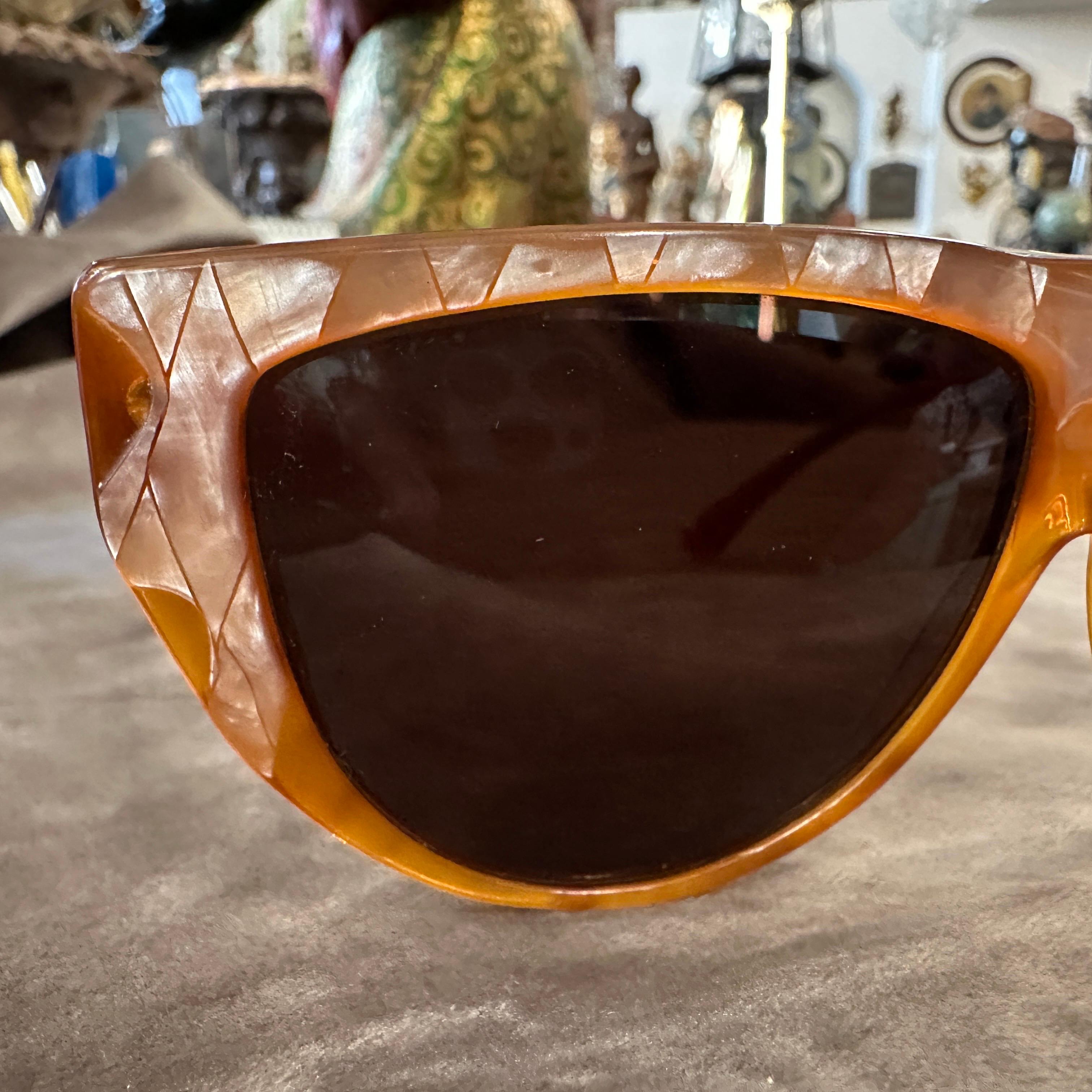 Gafas de sol de lujo Laura Biagiotti de perla y acetato marrón de los años 80 en Excelente estado para la venta en Aci Castello, IT