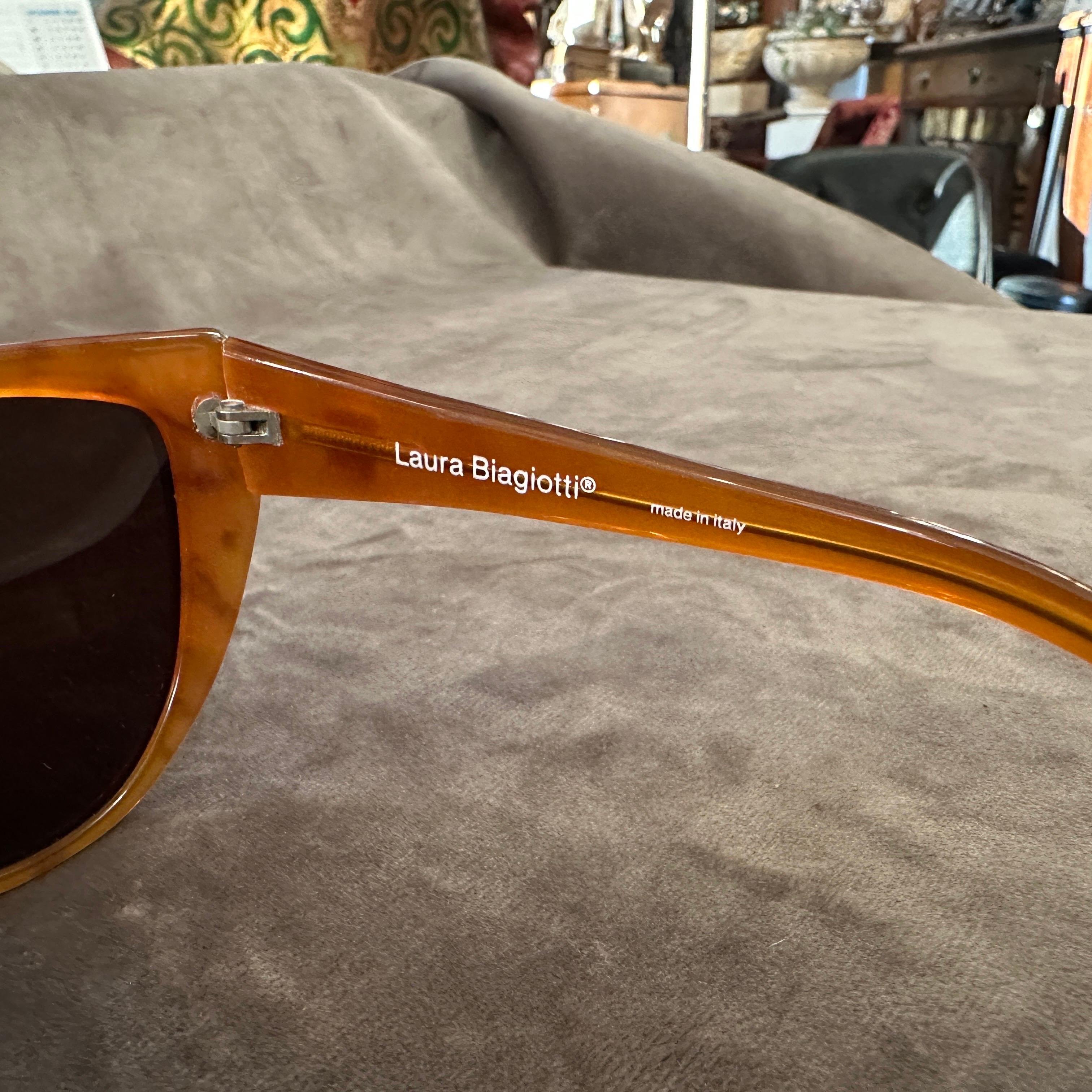 Gafas de sol de lujo Laura Biagiotti de perla y acetato marrón de los años 80 en venta 1