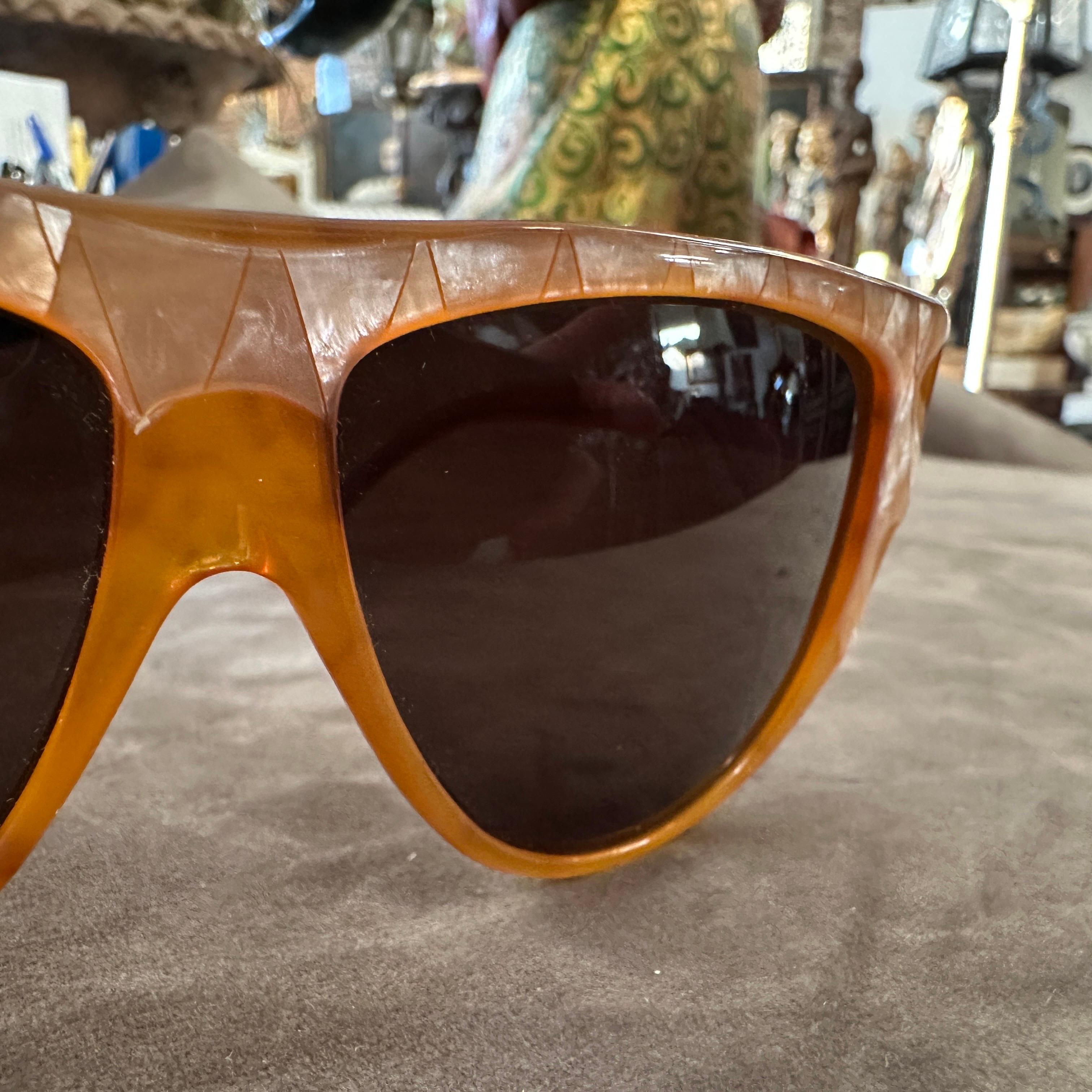 Gafas de sol de lujo Laura Biagiotti de perla y acetato marrón de los años 80 en venta 2
