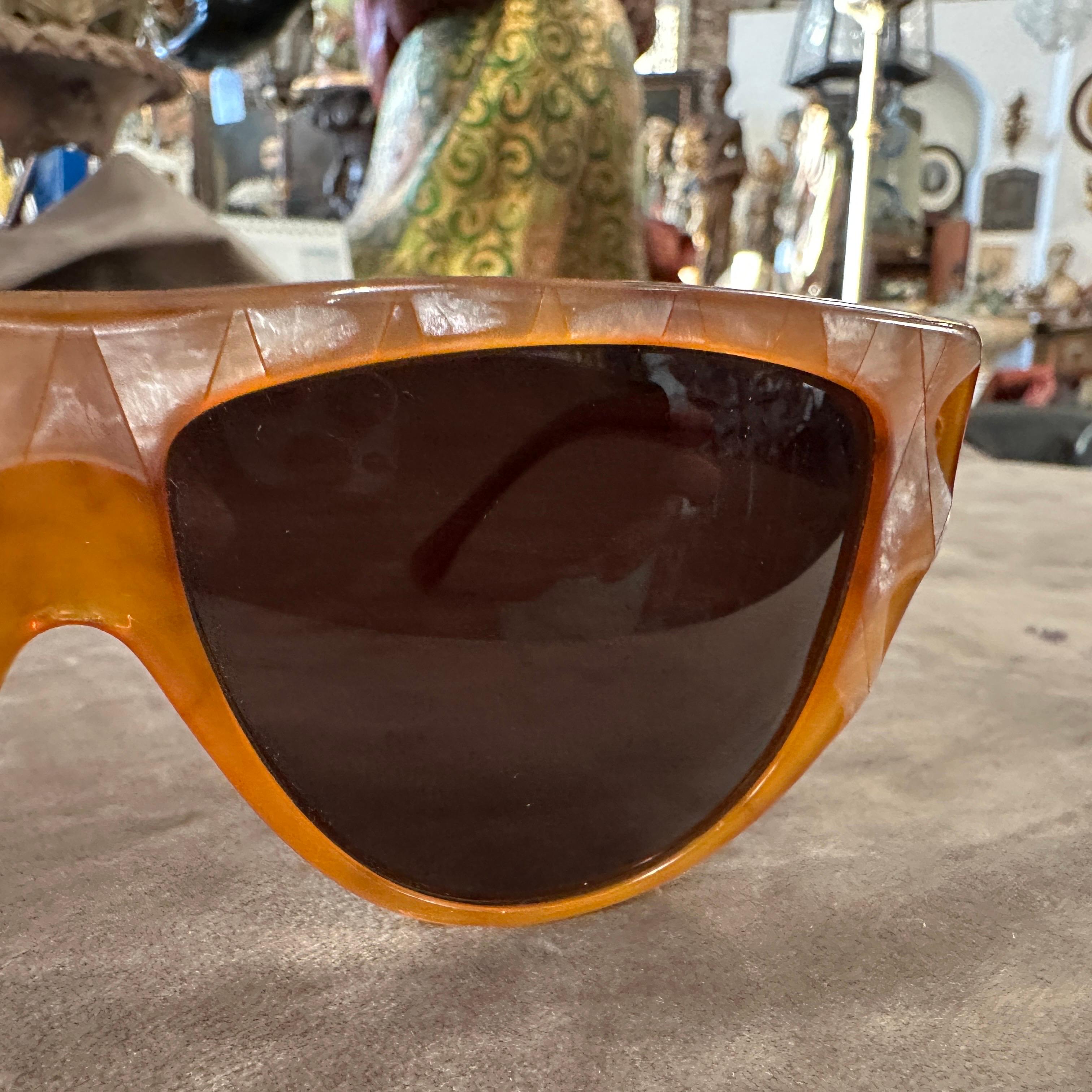 Gafas de sol de lujo Laura Biagiotti de perla y acetato marrón de los años 80 en venta 3
