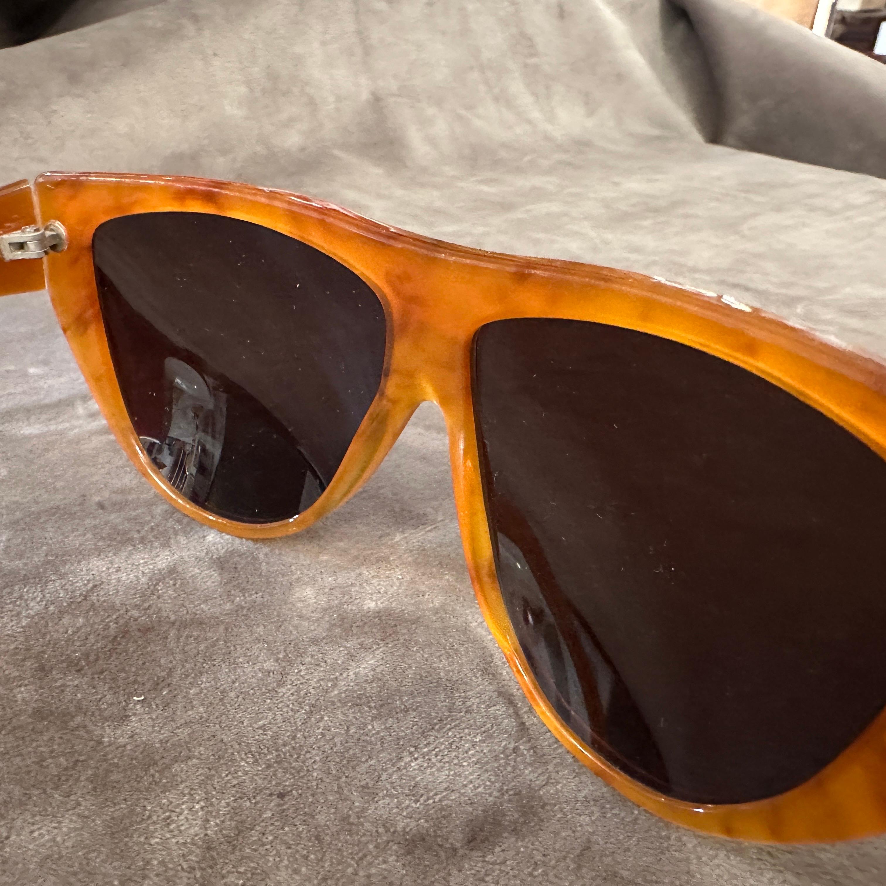 Gafas de sol de lujo Laura Biagiotti de perla y acetato marrón de los años 80 en venta 4