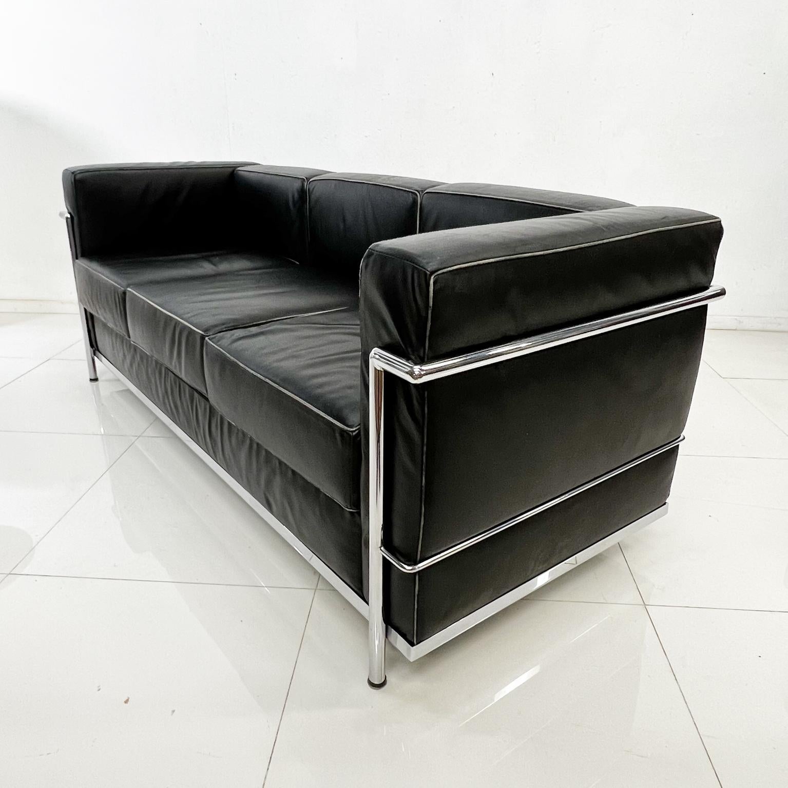 1980s LC2 Black Leather Chrome Frame Sofa by Le Corbusier for Alivar Italy 11