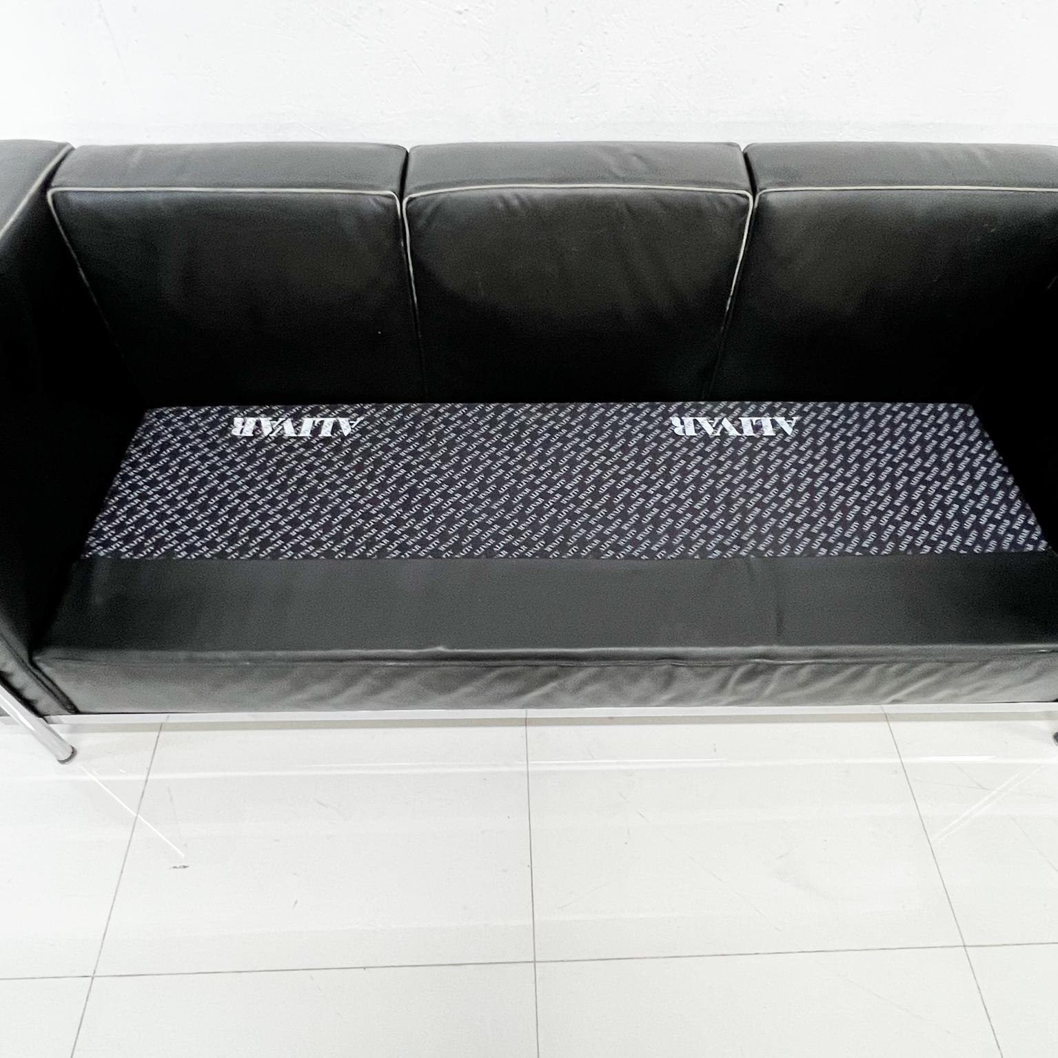 1980s LC2 Black Leather Chrome Frame Sofa by Le Corbusier for Alivar Italy In Good Condition In Chula Vista, CA