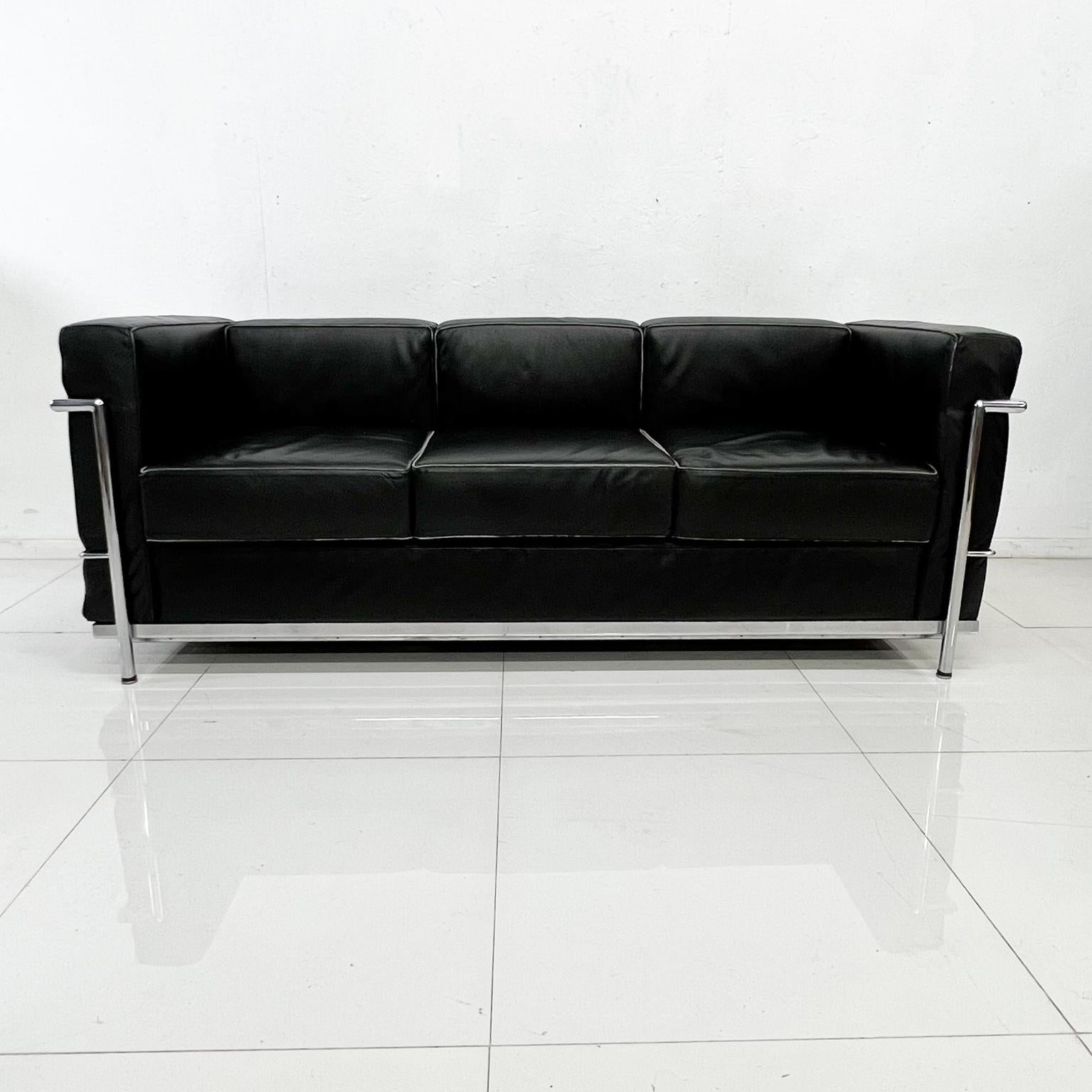 1980s LC2 Black Leather Chrome Frame Sofa by Le Corbusier for Alivar Italy 1