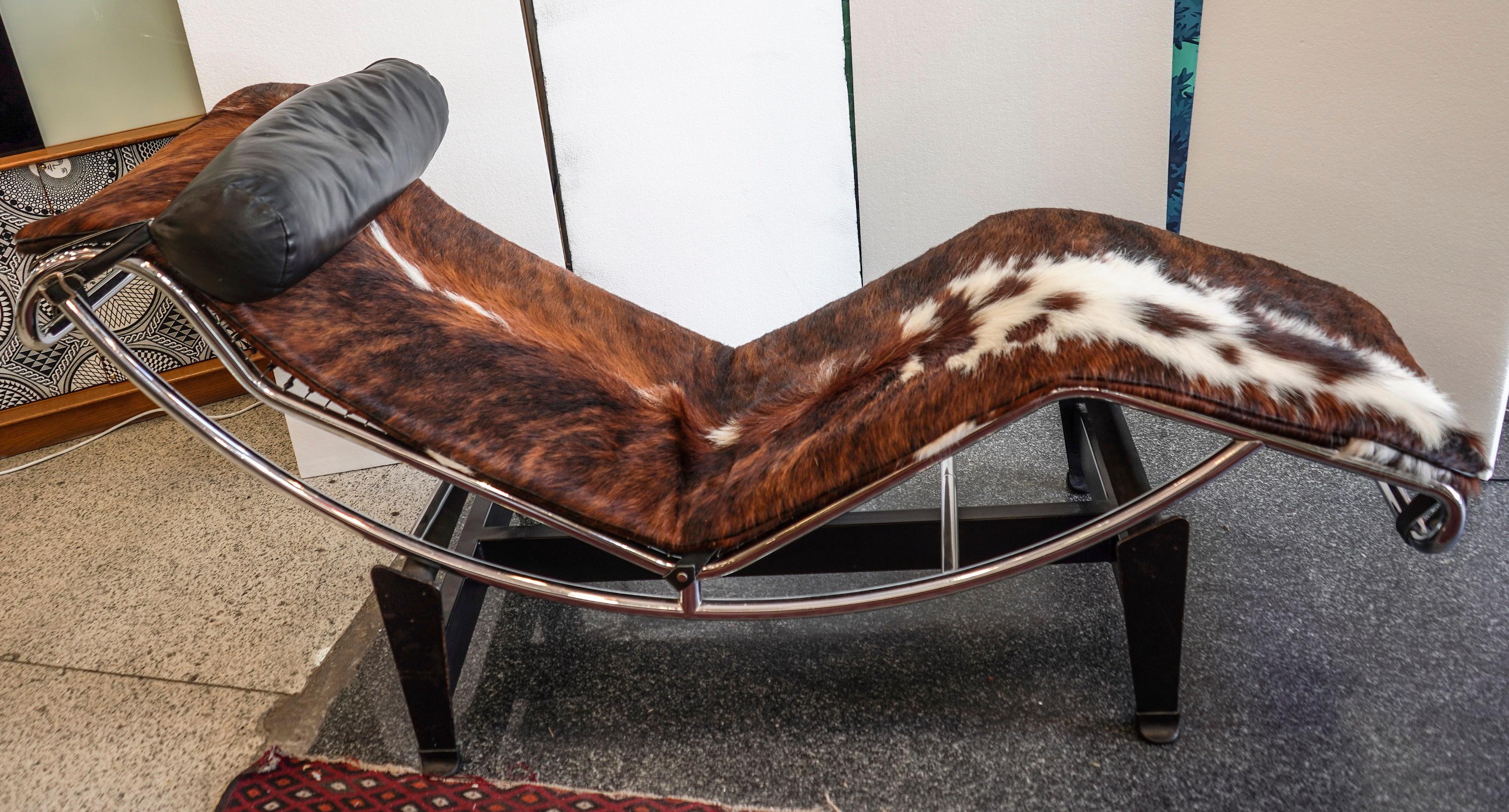 1980s LC4 Le Corbusier Style Chaise Longue, in Chrome Stell and Cowhide 7