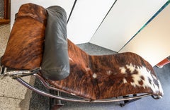 1980s LC4 Le Corbusier Style Chaise Longue, in Chrome Stell and Cowhide