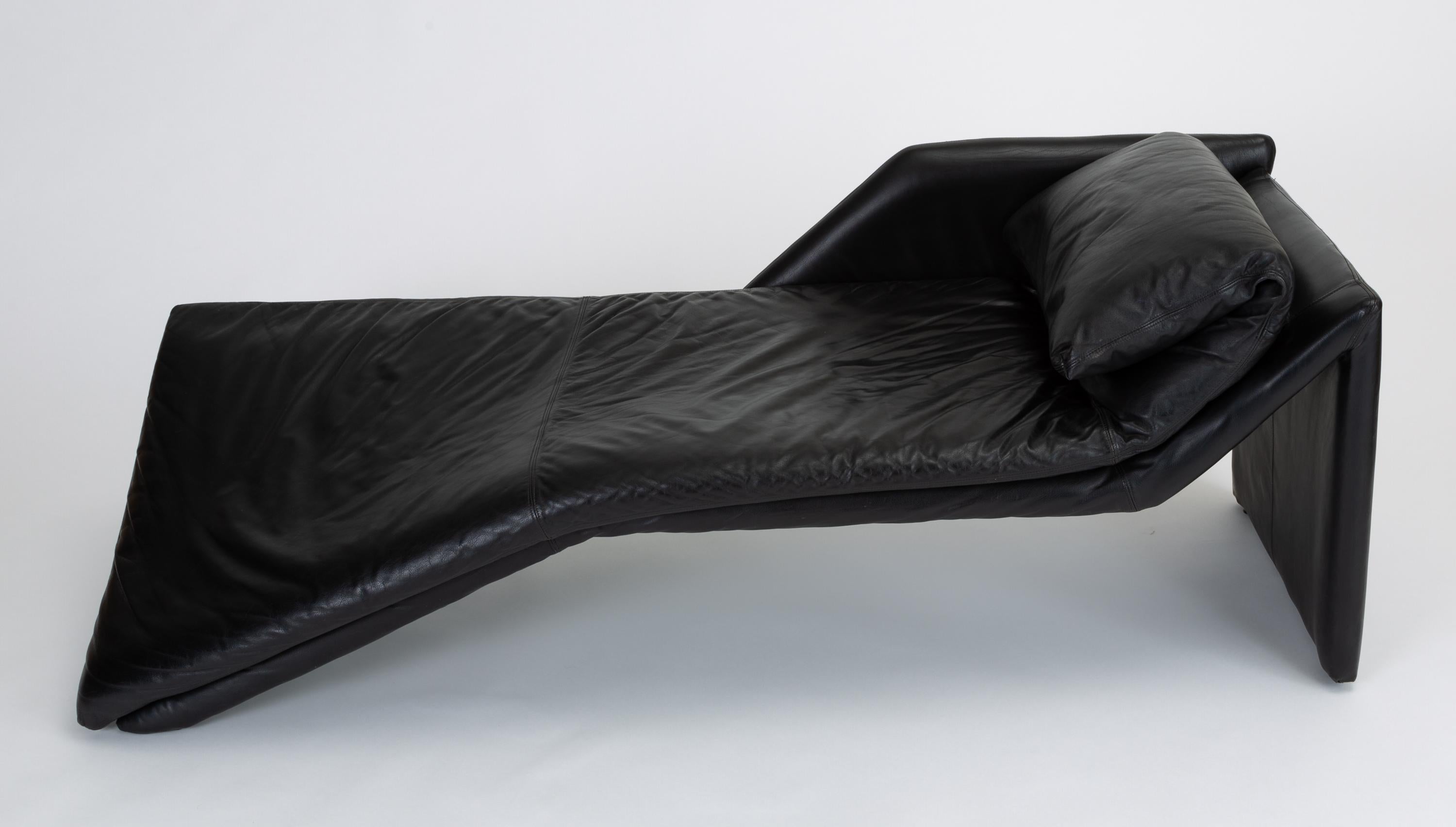 A stylish 1980s black leather chaise lounge by High Point, NC furniture company Preview is styled after the “Experience Chaise” by Luigi Sormani, though carries several small deviations from that design. The piece’s distinguishing characteristic is