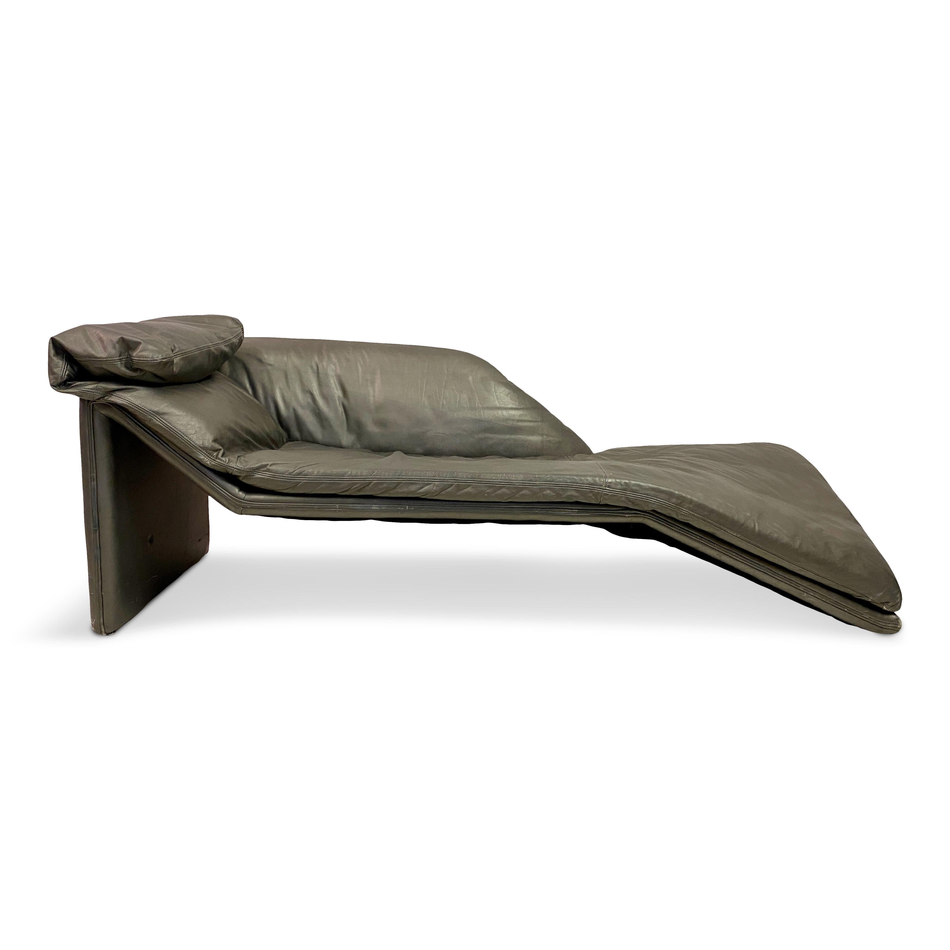 Daybed or chaise longue

By Jochen Flacke

For Etienne Aigner

Excellent quality leather described as pewter

Steel foot

Some small marks to the leather

1980s


