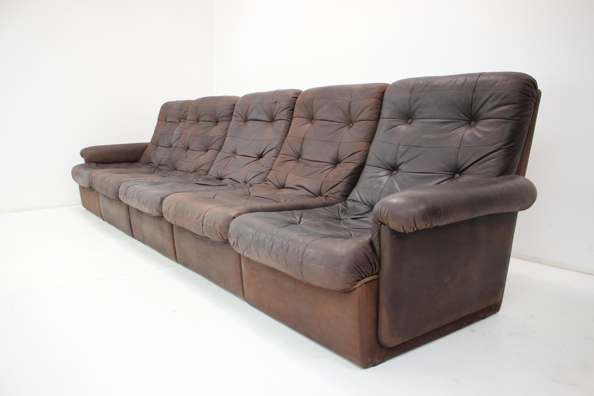 1980s Leather Modular Five Seater Sofa In Good Condition For Sale In Praha, CZ
