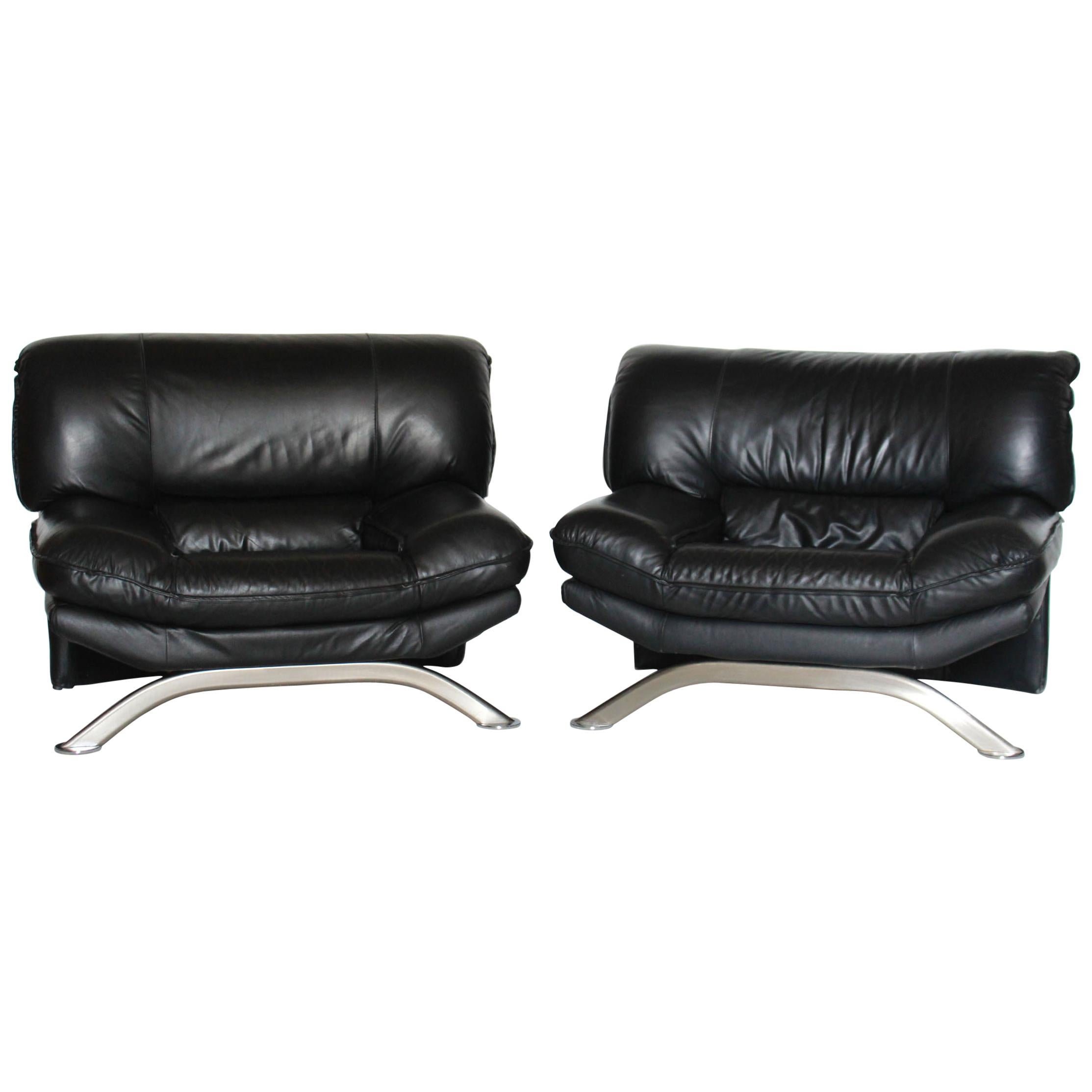 Sillones Modernos Italianos de Piel Negra, Nicoletti Salotti para Avanti

Este sillón posmoderno vintage de cuero negro, con su estética atrevida y contemporánea, encarna los principios del posmodernismo, donde forma y función se unen en una pieza