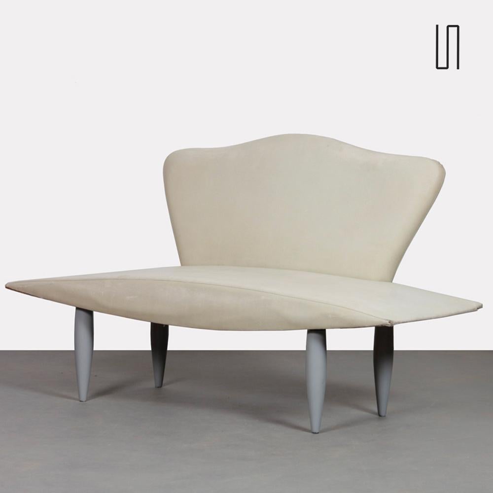 Este banco de polipiel data de la década de 1980. Las patas son de madera pintada. Esta pieza está en estado vintage. 