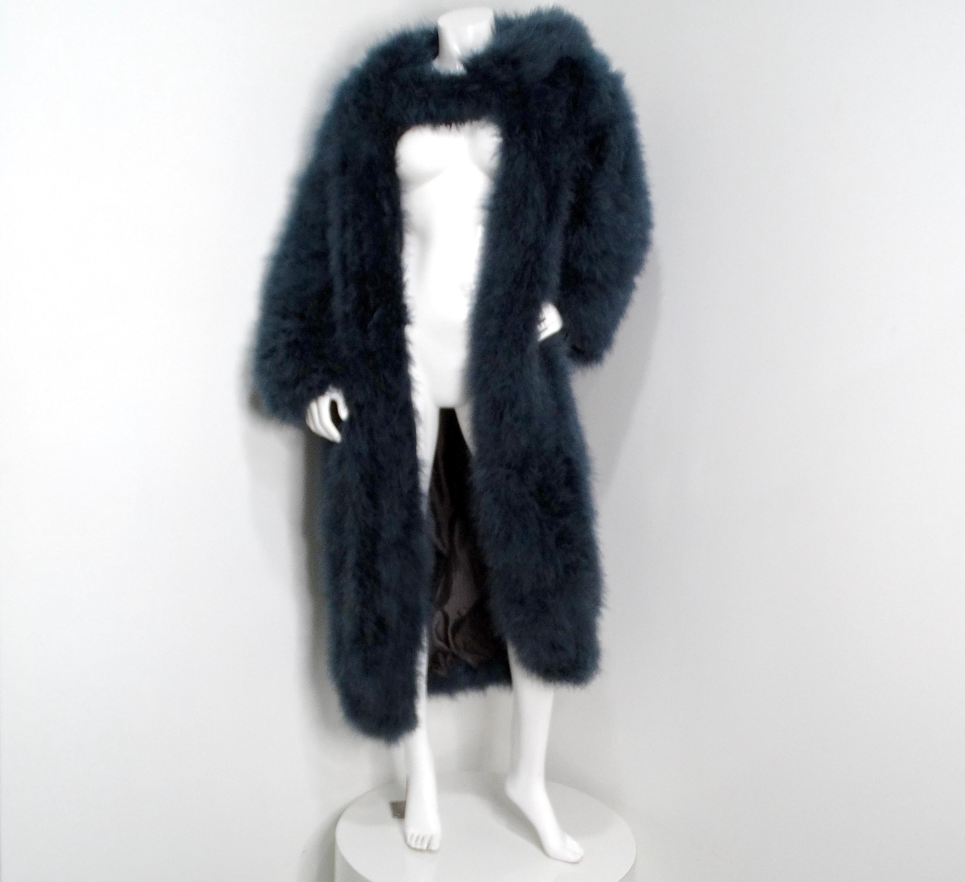 Wir präsentieren den exquisiten Lena Fiore Handmade Italian Long Natural Blue-Grey Feather Coat aus den 1980er Jahren, ein zeitloses Stück, das Opulenz mit Vielseitigkeit verbindet. Dieser atemberaubende Mantel ist aus luxuriösen Naturfedern