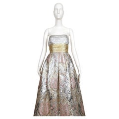 Vestido sin tirantes de los años 80 de Leonard of Paris, de brocado plateado metalizado y dorado